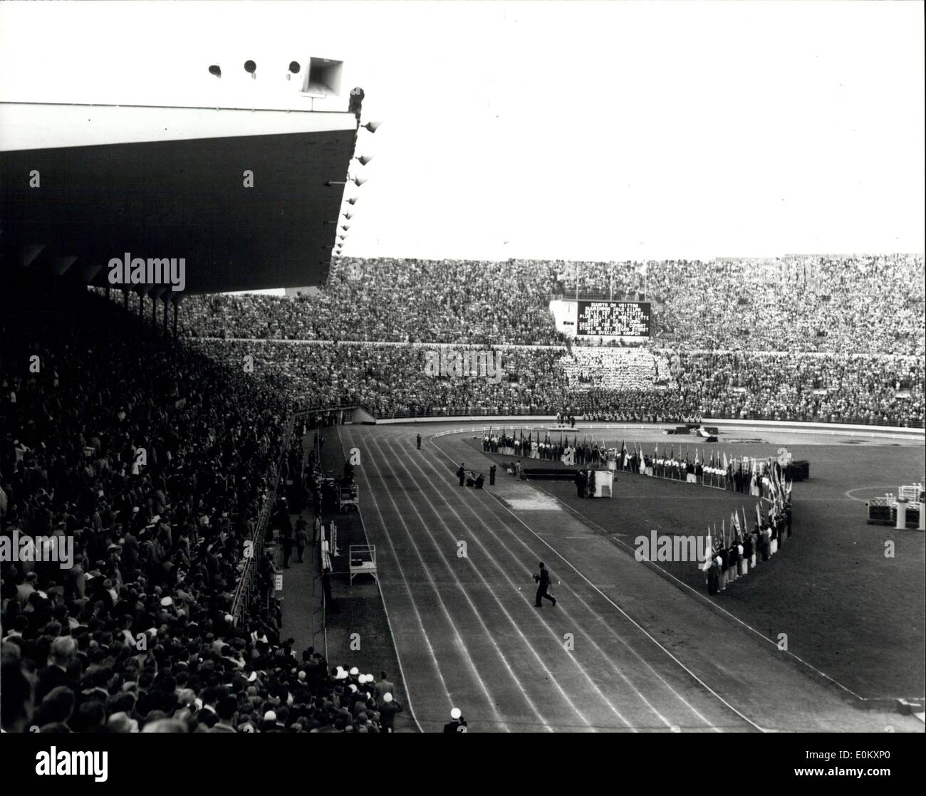 5. August 1952 - Olympische Spiel - Ing Zeremonie: die Abschlussfeier der Olympischen Spiele fand am Sonntag im Stadion von Helsinki. Foto zeigt: Die Szene bei der Abschlussfeier zeigt die Olympische Nation Flaggen um die Tribüne der Ehre. Stockfoto