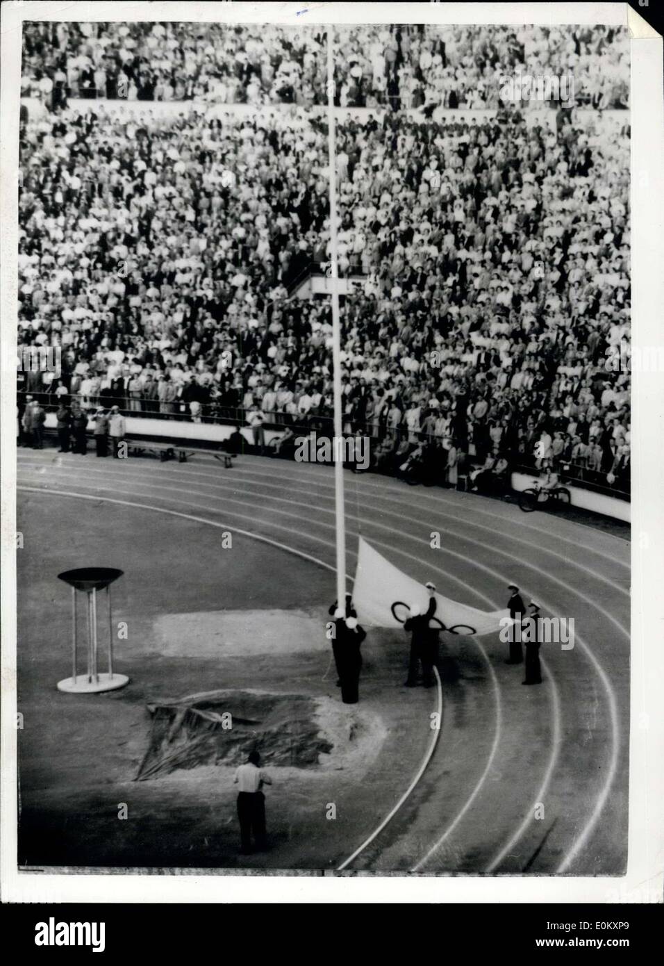 8. August 1952 - die Olympischen Spiele zu beenden, schleppen hinunter die Flagge in Helsinki: Foto zeigt die Szene in der Helsinki-Stadion heute Abend wie die Olympische Flagge nach unten gezogen wird, um die Schließung der Olympiade 1952 zu markieren. Stockfoto