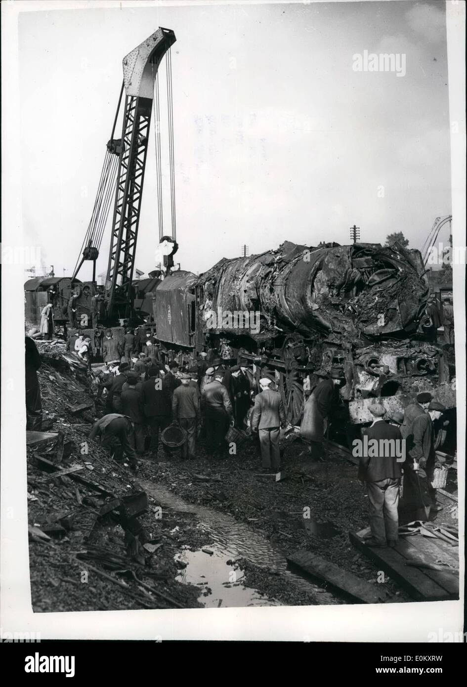 10. Oktober 1952 - gelöscht Katastrophe Lynes; Die '' Stadt von Glassgow'' der verdrehten 110 Tonnen Motor von Perth nach Easton express, wurde Stockfoto