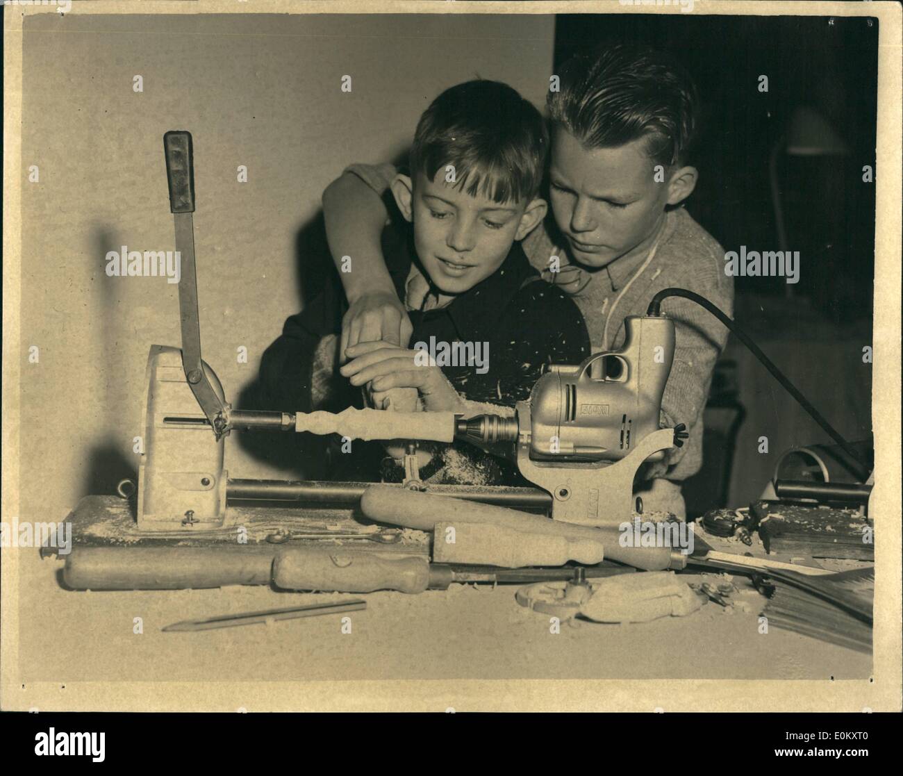 10. Oktober 1952 - Ingenieur Modellschau: Fotoshows. Derek Martin, einem 14-jährigen Drechsler, gesehen um 11-jährige zeigen, David Williars, der Westminster-Modell Ingenieur-neue Horticultural Hall, Westminster heute. Stockfoto