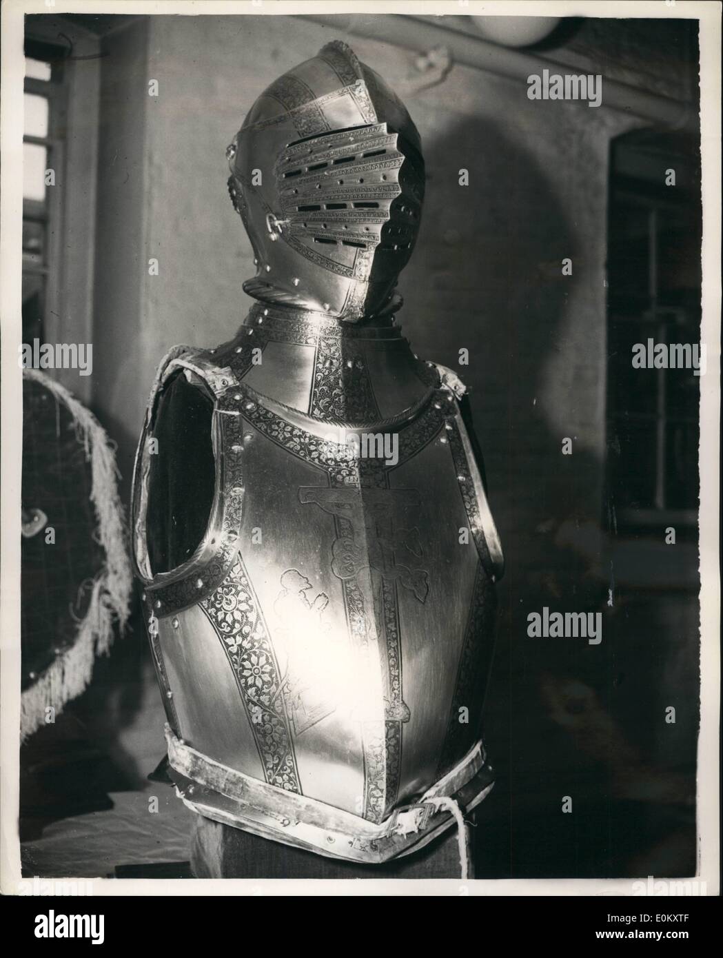 10. Oktober 1952 - Rüstung für den Tower abgestürzt: 52 Rüstungsstücke aus der Sammlung des verstorbenen William Randolph Hearst, des amerikanischen Zeitungsbesitzers, wurden für den Tower of London für ca. 30.000. Gekauft. Es ist die wichtigste Errungenschaft der Neuzeit. Der Pilgrims Trust unterzeichnete 8500 den National Art Collection Fund 7500, den Tower Armouries Fund 7000 und einen Sonderschatzzuschuss von 7000. Eine Umgestaltung der Galerien der Tower Armouries ist notwendig. Stockfoto