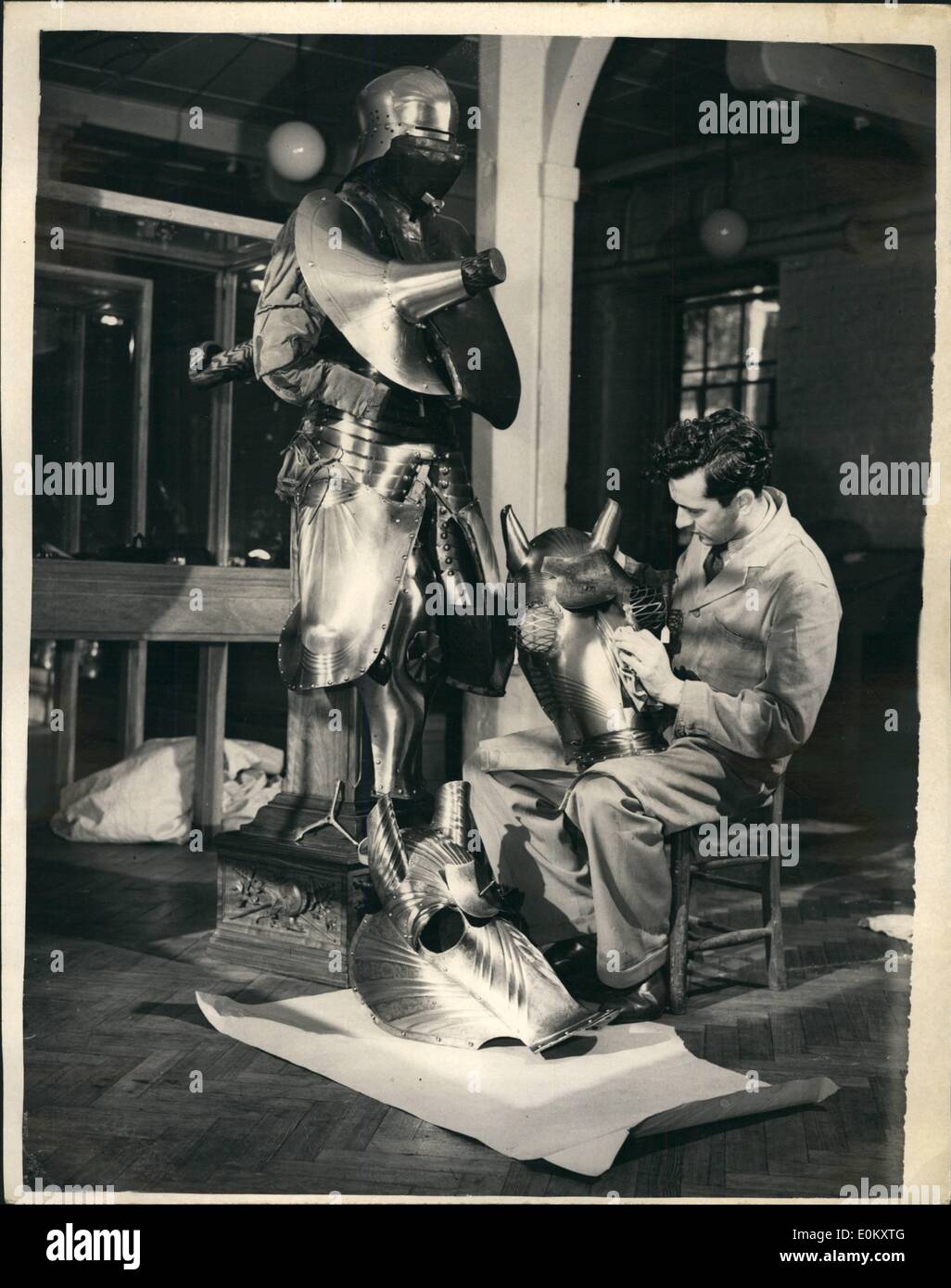 10. Oktober 1952 - Rüstung Kauf für den Turm. : 52 Stücke der Rüstung aus der Sammlung des verstorbenen William Randolph Hearst, der amerikanische Zeitung Inhaber für den Tower of London zu einem Preis von 30.000 gekauft wurden. Es ist den meisten Bedeutung der Neuzeit. Der Pilger Rost gezeichneten 8500, der nationalen Kunst Sammlung Fonds 7500, der Turm Armouries Fonds 7000 und eine spezielle Staatskasse Grand von 7000. Neuordnung der Turm Armouries Stolleneingängen wird notwendig sein. Foto zeigt A Stockfoto