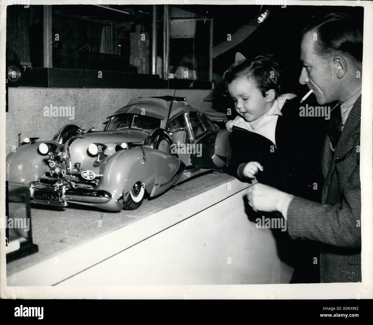 10. Oktober 1952 - möchte ich dieses Modell!; Foto zeigt Herr Reeve, der Bromley, seiner 2-jährigen Sohn Stephen bemerkenswerte Patrouille-driven Modellauto, in der New Royal Horticultural Hall, Westminster heute - wo die Modellschau Ingenieur Morgen eröffnet wird. Stockfoto