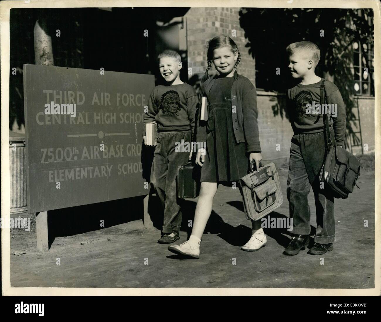 10. Oktober 1952 - Schule für Kinder von amerikanischen Soldaten - in Großbritannien. Drillinge von Denver; Eine typische amerikanische koedukative Schule wurde in Bushey Park für die Kinder der Soldaten der Vereinigten Staaten in Großbritannien eröffnet. Es ist ein typisches American High School, komplett mit Campus und Baseball-Spielfeld. Die Kinder-Board an der Schule und die Lehrer kommt aus New York - Ohio - Masse - California etc.. Foto zeigt Drillinge aus Denver, Colorado - Richard; Marilyn und Ronald der Lane-Familie an der American School - Bushey Park heute Morgen ankommen. Stockfoto