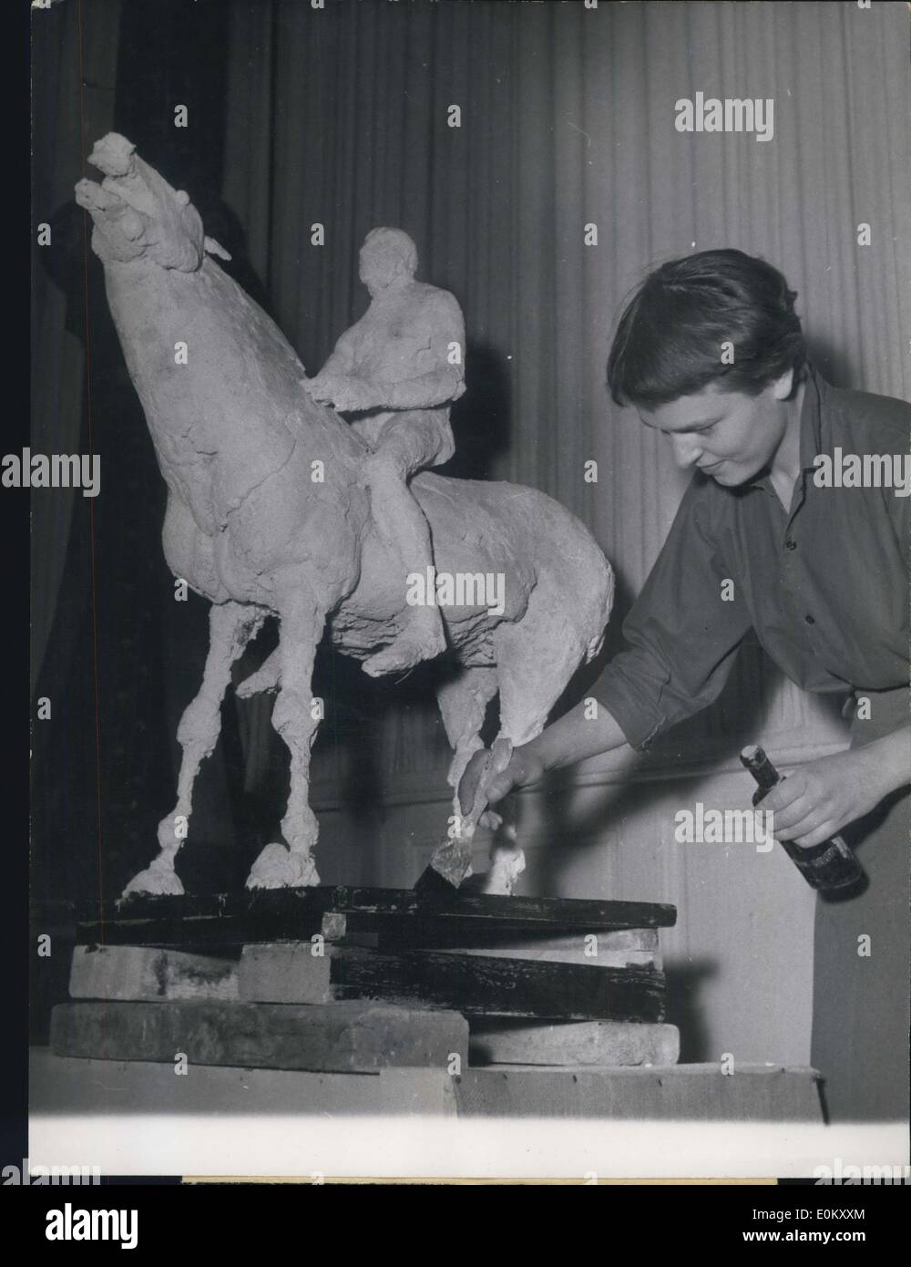 30. Oktober 1952 - Paris-Herbst-Salon zu öffnen morgen: eine junge Paris Bildhauer Mlle Claude Mary legt eine ihrer Arbeit den letzten Schliff Stockfoto