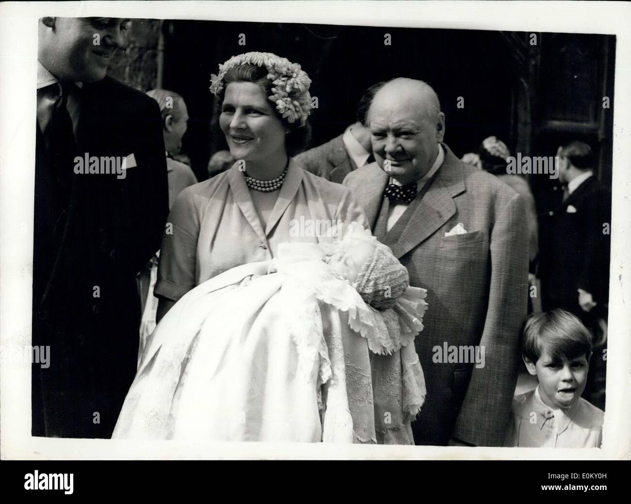 17. August 1952 - Churchills Enkel gleichen: Mr Winstons Churchills acht Enkel, der zwei Monate alten Sohn von Captain und Christopher Soames und seine Frau Maria, Tochter von Mr. Churchill, wurde heute in Westerham Pfarrkirche getauft. Die Babynamen gehört Bernard, zu Ehren des Viscount Montgomery, ein Großvater war, und das andere ist Jeremy, unter dem er bekannt sein wird. Foto zeigt Herr Winston Churchill und seiner Tochter May, der nach der Taufe ihres Sohnes hält heute. Stockfoto