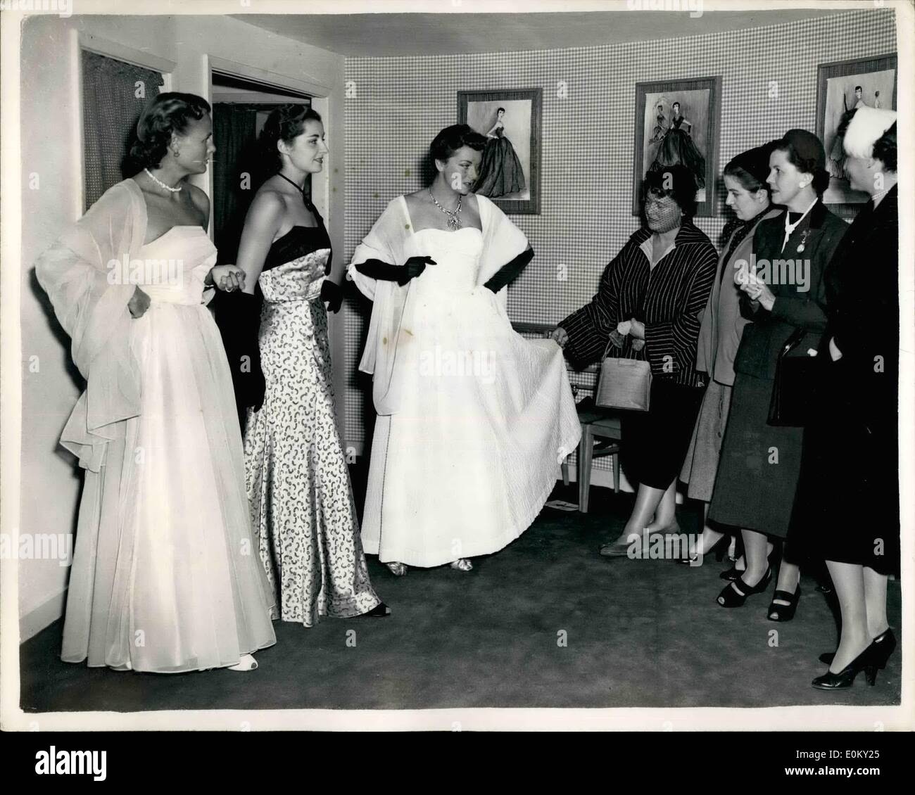Sept. 09, 1952 - Damen mieten Abteilung eröffnet bei Moss Brothers: paar Gesellschaft Frauen können es sich leisten die sieben oder acht Kleider für Abend Anlässe, eine Londoner Saison erfordert. Kein Besucher kommen aus dem Ausland per Flugzeug kann mit ihr alle Party-Kleidung tragen, müssen sie bei der Ankunft in England. Noch weniger kann die durchschnittliche Frau ein neues Kleid für einen plötzlichen Anlass leisten, wofür sie sich Uprepared findet. Moss Brothers haben London Vermietungsunternehmens dieses Problem mit der Eröffnung der Vermietung ihrer Frauenabteilung, gelöst die erweiterte Stockfoto