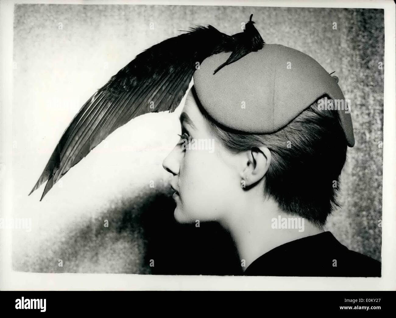 Sept. 09, 1952 - neueste Kollektion von Modell Hüte von '' ERIX'': die neueste Kollektion von Modell Hüte von '' ERIX'' waren zu sehen für die Presse im Hotel Claridge es heute Nachmittag. Foto zeigt '' TIM'' eine Wollmütze in verbrannten Mandarine, mit schwarzen Flügel und Kopf des Vogels. Stockfoto