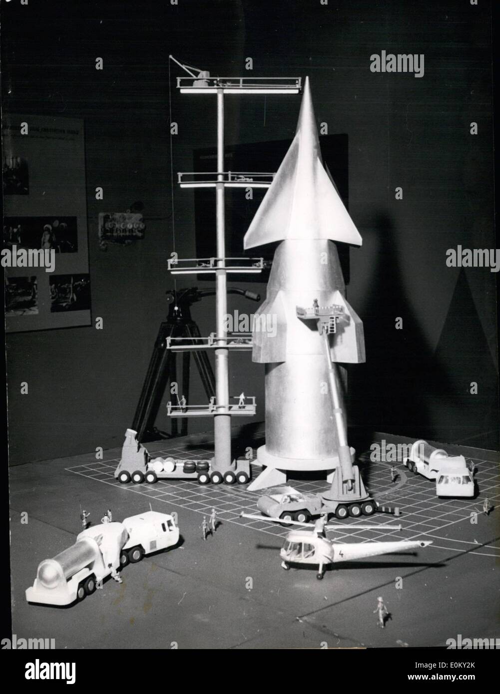 Sept. 09, 1952 - 15. Erfinder und Neuheiten Messe Nürnberg 1952.: Foto zeigt das letzte aktuelle Modell einer '' Universum Rakete '' auf der Erfinder Messe derzeit in Nürnberg, Süddeutschland zu sehen ist. Das Modell ist einige 80 Centimeteres hoch und hat auf dem Boden einer '' Rakete-Airbase'' - En Miniature richtigstellen. Stockfoto