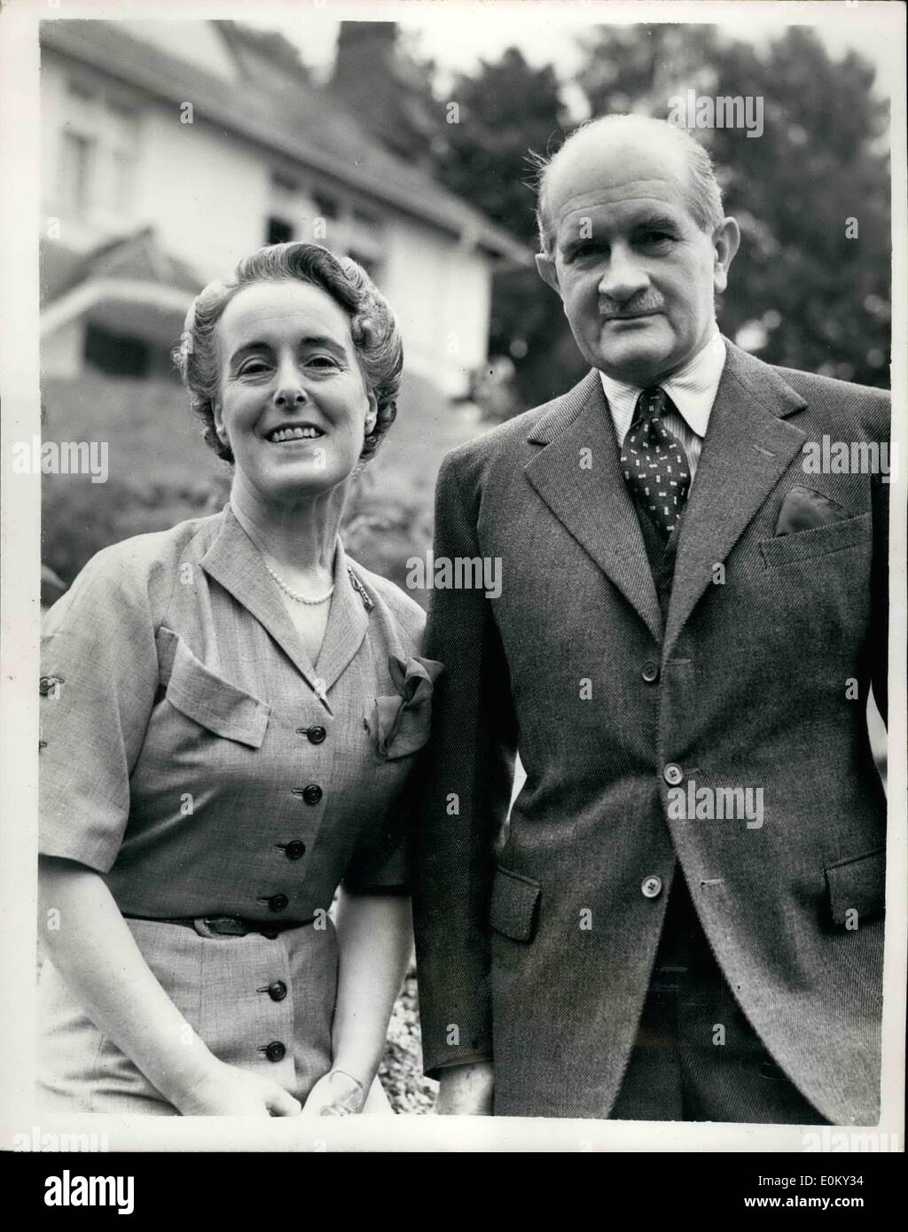 Sept. 09, 1952 - der neue Gouverneur General von Australien zu Hause Feldmarschall Sir William Slim: der Termin wurde angekündigt gestern von Feldmarschall Sir William Slim als neue Generalgouverneur von Australien. Foto zeigt heute Morgen Sir William und Lady Slim im Garten ihres Hauses in Oxted, Surrey. Stockfoto