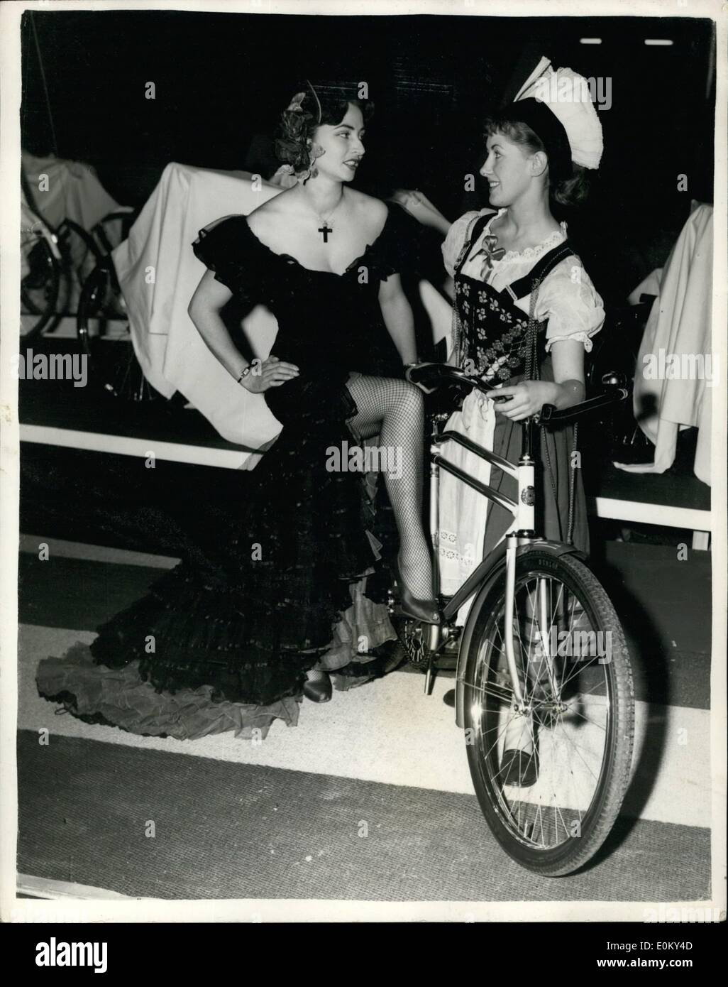 11. November 1952 - Zyklen PEDAL für den EXPORT in die Zyklus-SHOW... DAMEN AUS KUBA UND DER SCHWEIZ... HOTO zeigt: - zwei Charme Stockfoto