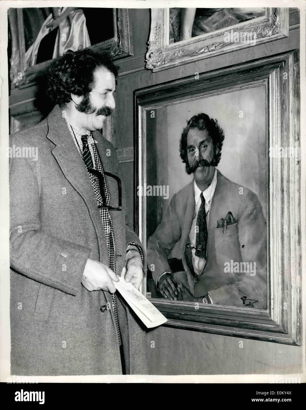 11. November 1952 - Royal Society Of Portrait Maler Ausstellung. Harry Wheatcroft und seiner Malerei. Foto zeigt Herr Harry Wheatcroft der berühmten Rose Züchter - sperrt ein Portrait von sich selbst durch Stanley Grimm R.P. bei der Vernissage heute der königlichen Gesellschaft von Portrait Maler Ausstellung, in den Royal Institute Galleries, Piccadilly. Stockfoto