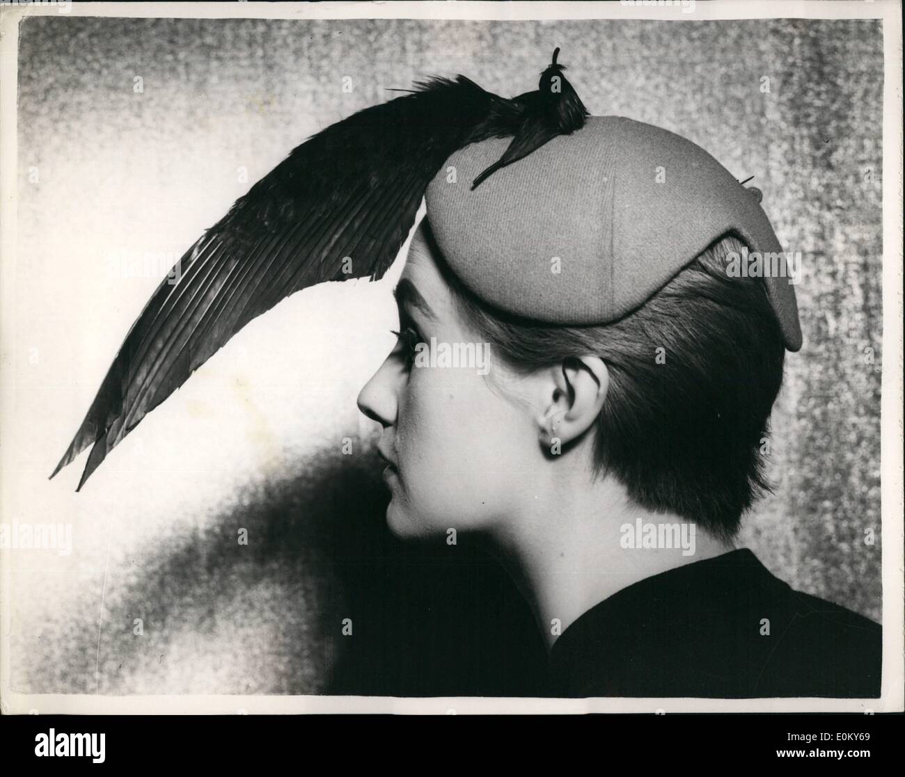 11. November 1952 - neueste Sammlung von Modell hüten: die neueste Kollektion von Modell Hüte von '' Erik'' waren zu sehen für die Presse im Hotel Claridge es heute Nachmittag. Foto zeigt '' Tim'' eine Wollmütze in verbrannten Mandarine, mit schwarzen Flügel und Kopf des Vogels. Stockfoto
