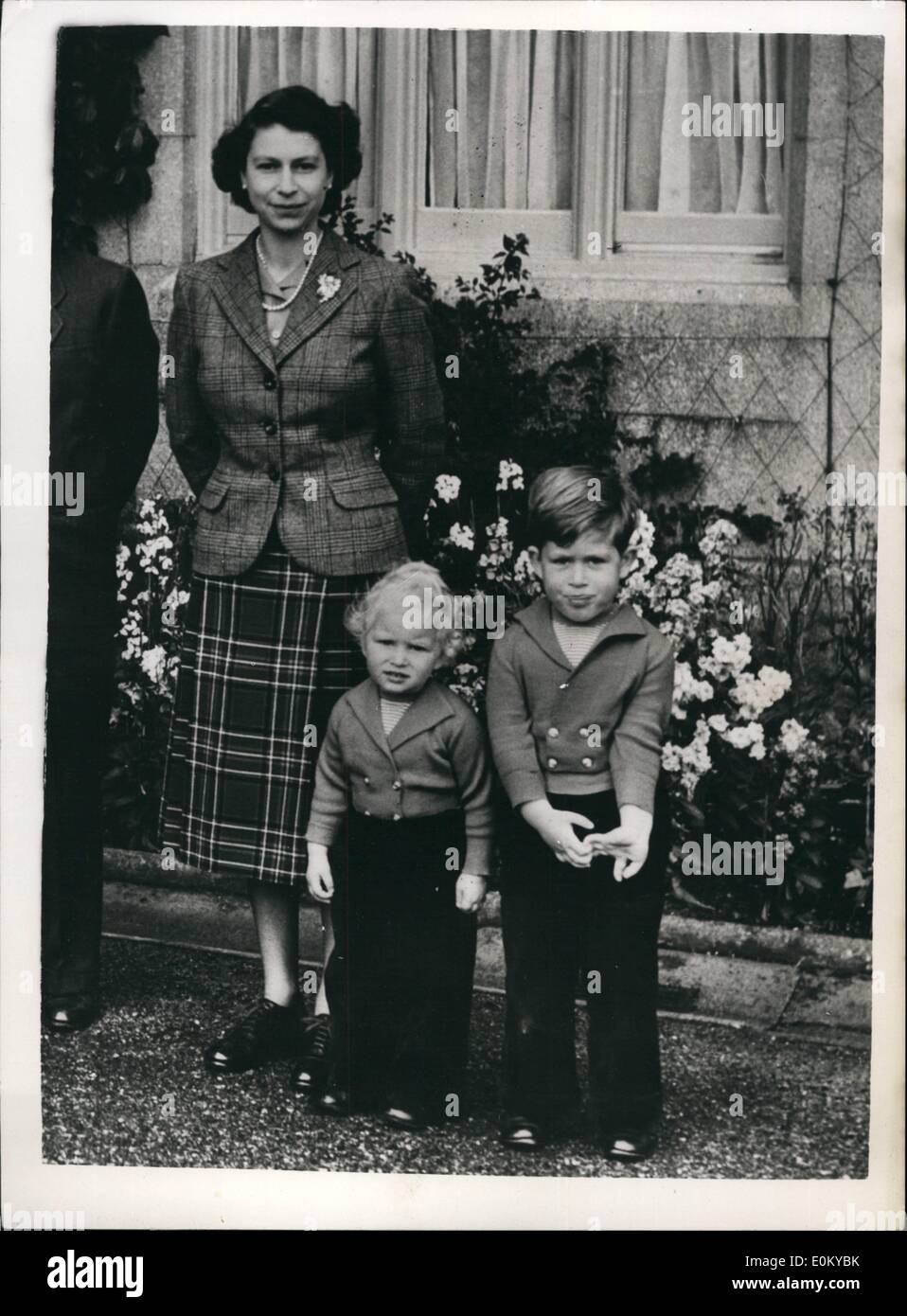 Sept. 09, 1952 - die Königin und ihre Kinder neue Bild von Balmoral: Foto zeigt neue Studie von ihrer Majestät der Königin mit ihren beiden Kindern Prinz Charles und Prinzessin Anne auf dem Gelände in Balmoral. Bild gerade in London erhalten. Stockfoto