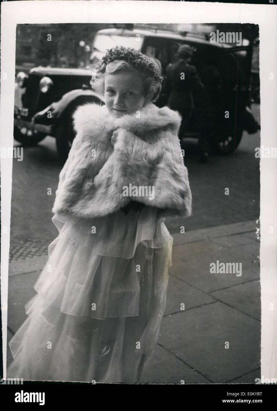 Sept. 09, 1952 - Citty Hochzeit: The Wedding nahm Platz today.at St. Bartholomäus-der-große, Smithfield, BetweenMr. Richard Walker, 25 - Jahre alten Sohn von Herrn Samuel Richard Walker, die Stadt Textile Marchant und Miss Margaret Littleton-Geach, 25 - Jahre alte Tochter eines Bauern in Somerset. Foto zeigt 7-jährigen Ann Greniand eine der kleinen Brautjungfern war gut eingepackt als sie für die Zeremonie ankam. Stockfoto