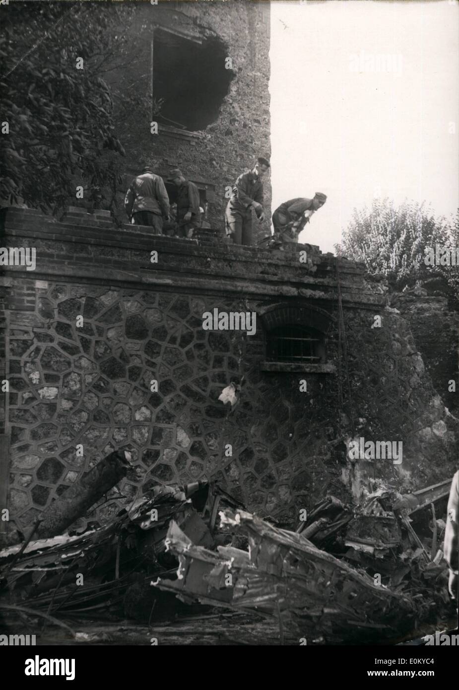 Sept. 09, 1952 - US-Militär Flugzeugabstürze in Villeneuve-Le-Roi 3 Menschen getötet, verletzt: die Villa in Villeneuve - Le - Roi auf dem uns DC - 3 stürzte am frühen Morgen. Stockfoto