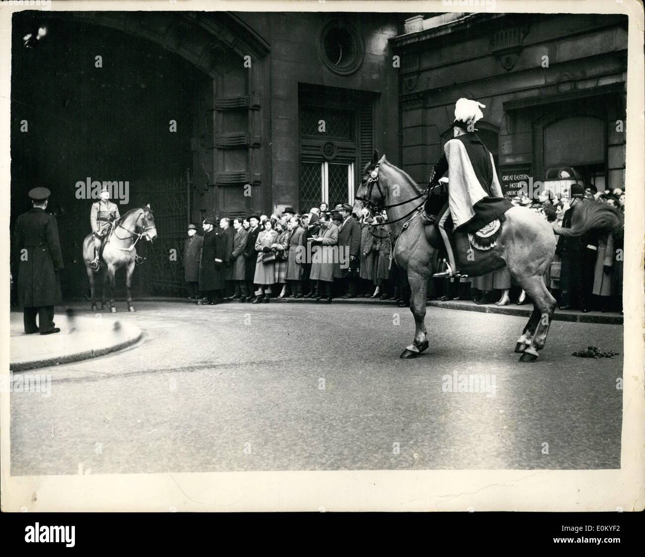 11. November 1952 - Garde Marsch durch die Stadt: der 2.. Bataillon, Grenadier Guards, kam an der Liverpool Street Station an diesem Morgen aus Deutschland, wo sie durch die 2. entlastet worden sind. Batt. Coldstream Guards. Die Grenadier Guards ausgeübt ihr Privileg der Marsch durch die Stadt mit Farben fliegen und Bajonette fixiert, auf ihrem Weg nach Chelsea Barracks. Das Foto zeigt Oberstleutnant C. Earle, der kommandierende Offizier, 2.. Batt. Grenadier Guards - (links) - Erlaubnis aus der Stadt Morshell, Oberst J.H. Taylor, für das Bataillon durch die Stadt marschieren. Stockfoto