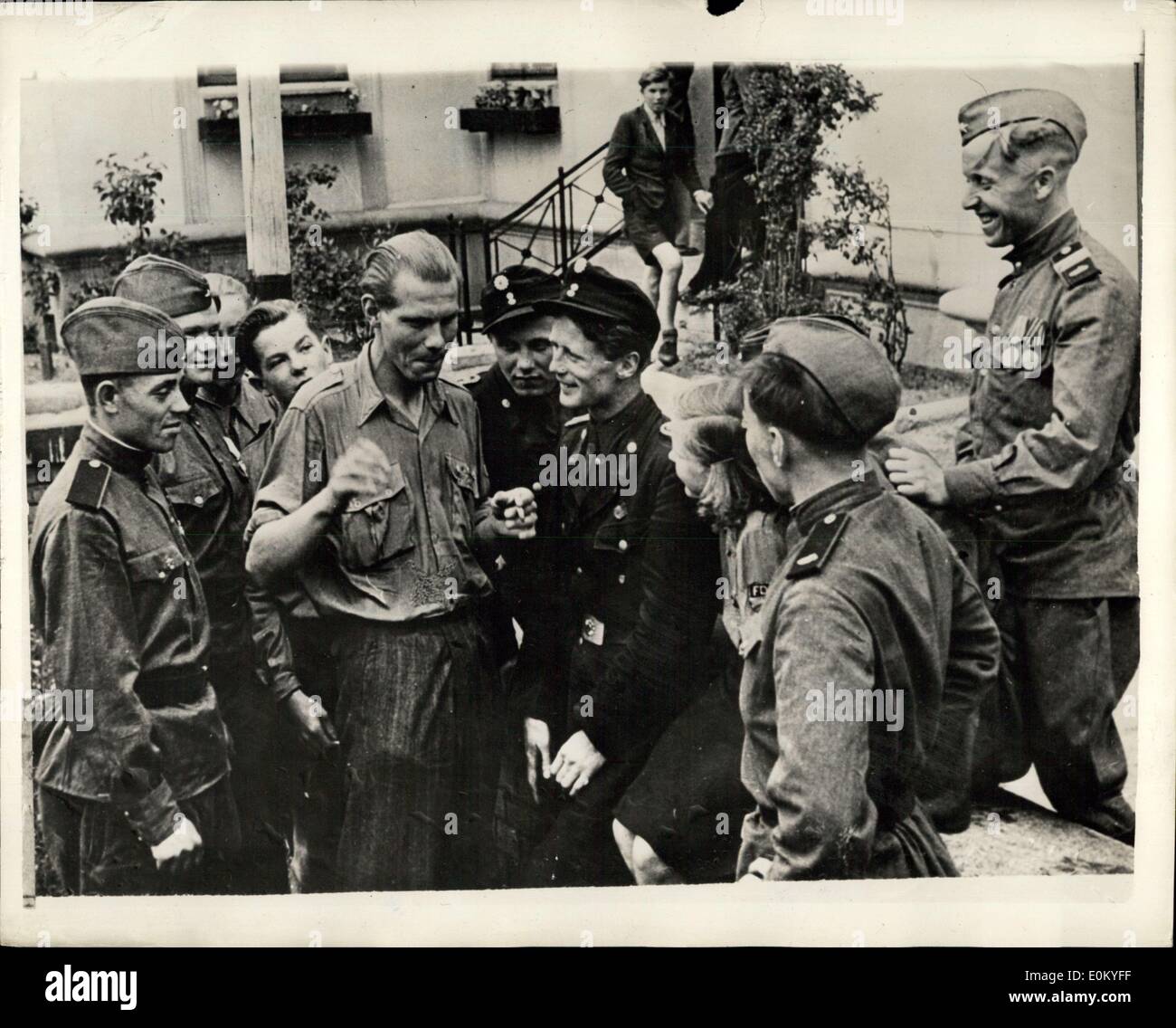13. November 1952 - Rote Armee Ausbilder für '' '' Nationalarmee '' Ost-Deutschland. : Osten Deutschlands neu aktiviert '' Nationalarmee '', '' Volkspolizei '' früher genannt wurden nach DDR-Presseberichten zufolge einige tausend Russische Rote Armee Lehrer zugewiesen. Ihre Hauptaufgabe ist, überwachen und optimieren Sie alle Anweisungen, um das DDR-Verteidigungsministerium herausgegebenen standard vorschriftsmäßig durchgeführt werden. Foto zeigt; eine Szene in einer ostdeutschen Stadt, als Russische Rote Armee Ausbilder Chat mit Mitgliedern der F.D.J Stockfoto