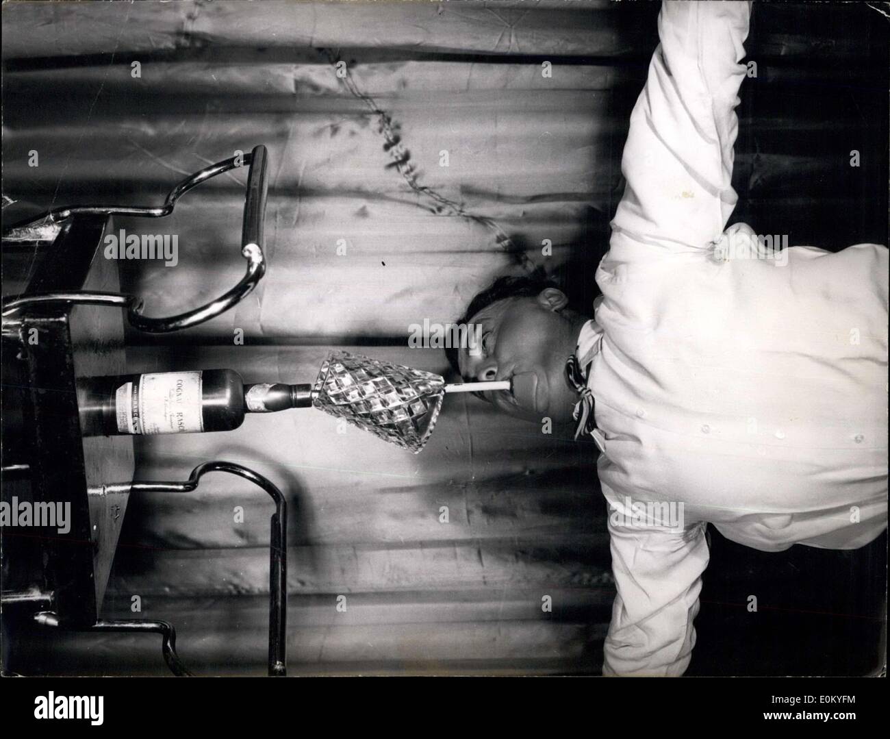 14. November 1952 - australische Künstler in München. -Erstaunliche Balanceakt im deutschen Theater: Tommy Burke befindet sich derzeit in der Münchner Szene. In überfüllten Hallen des deutschen Theaters in München zeigt er seine Fähigkeiten als scharf-Künstler. Er sagt "ich arbeitete er sechs Jahre und ein bescheidener Mensch ich verliebte mich, dass niemand mit mir mithalten kann. Stockfoto