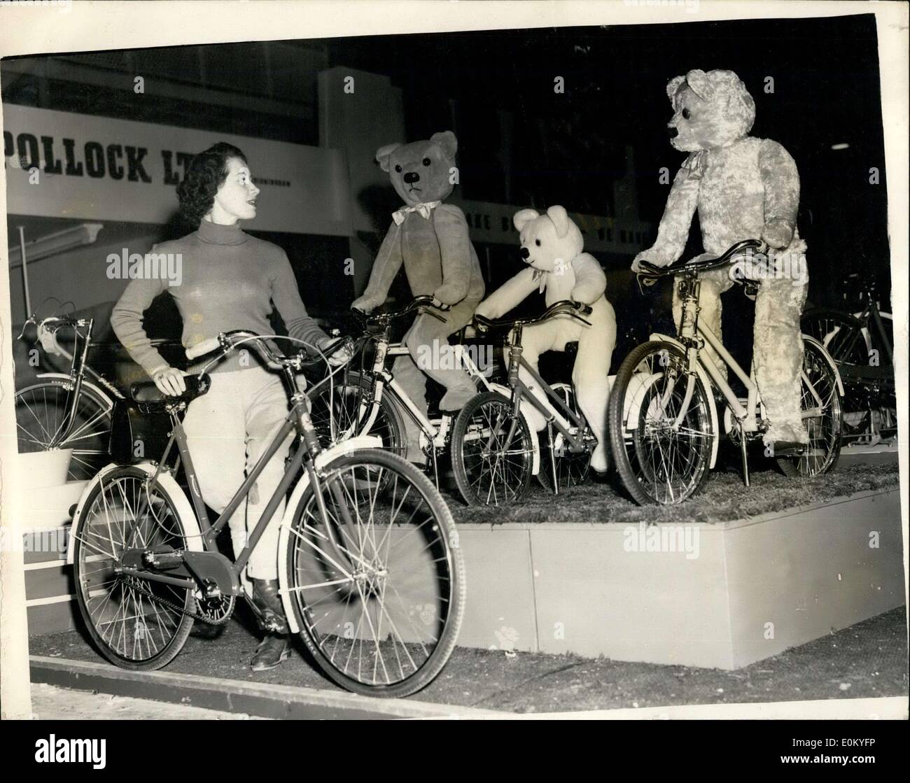 14. November 1952 - Zyklus und Motor Cycle zeigen am Earls Court Teddybären auf der Zyklen: Fotoshows Miss Ann Long, die auf eine moderne Mädchen Sport Fahrrad - verweilt um die Anzeige der '' Teddybären '' - '' Reiten '' zu bewundern - bei den Zyklus und Motor Cycle Zyklen zeigen die Morgen am Earls Court zu öffnen. Stockfoto
