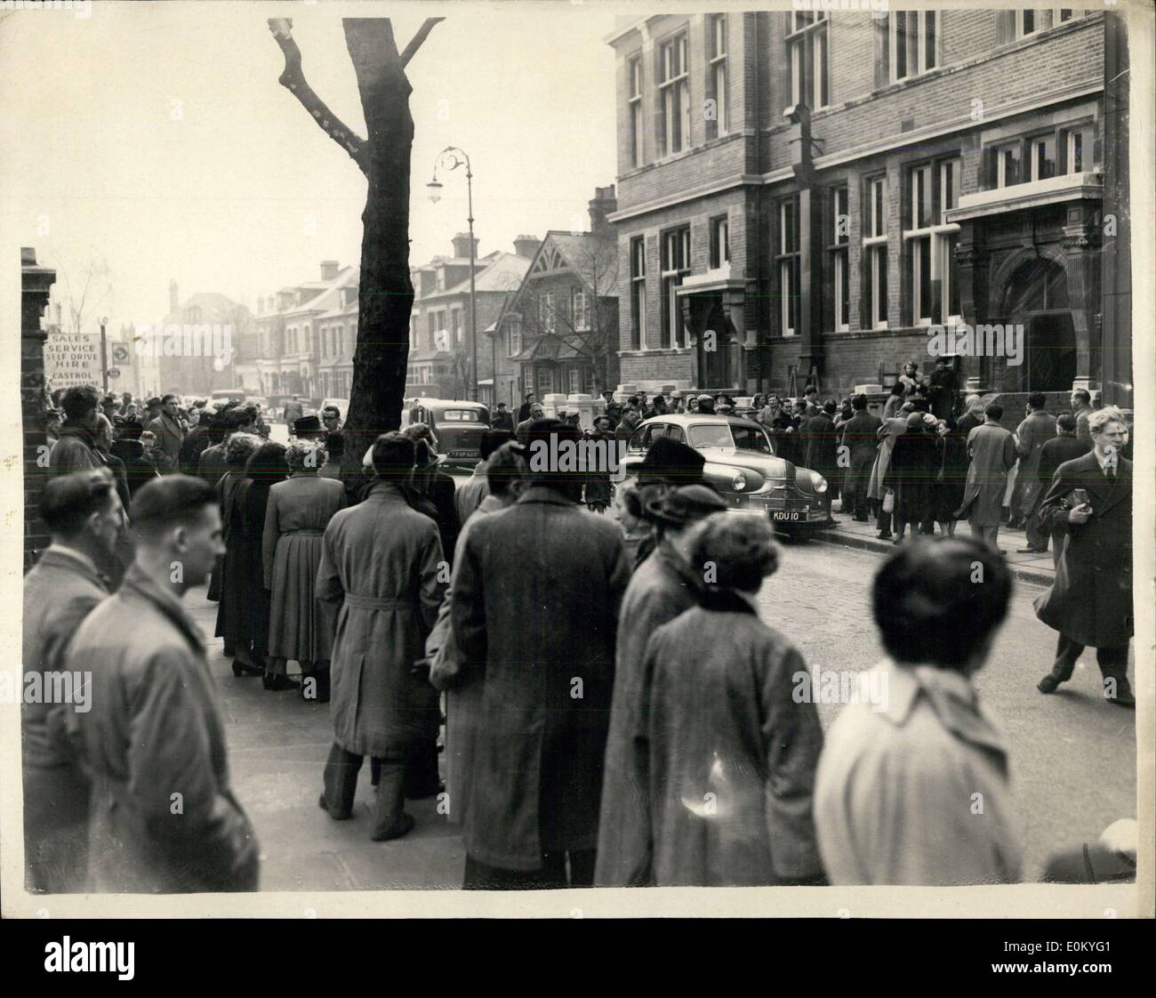 17. November 1952 - Craig und Bentley vor Gericht auf P.C. Mord kostenlos Menschenmenge vor Gericht.: Christopher Craig (16) der Norbury und Derek William Bentley (19) auch der Norbury erschien, bevor der Croydon Richter wird am 8. November an der Ermordung von Polizisten Sidney Meilen bei Croydon betrifft angeklagt heute - gemeinsam. Dies ist das erste Mal, das sie zusammen am Hofe erschienen sind. Craig wurde auf einer Bahre. Foto zeigt das Publikum außerhalb des Gerichts in der mündlichen Verhandlung heute. Stockfoto