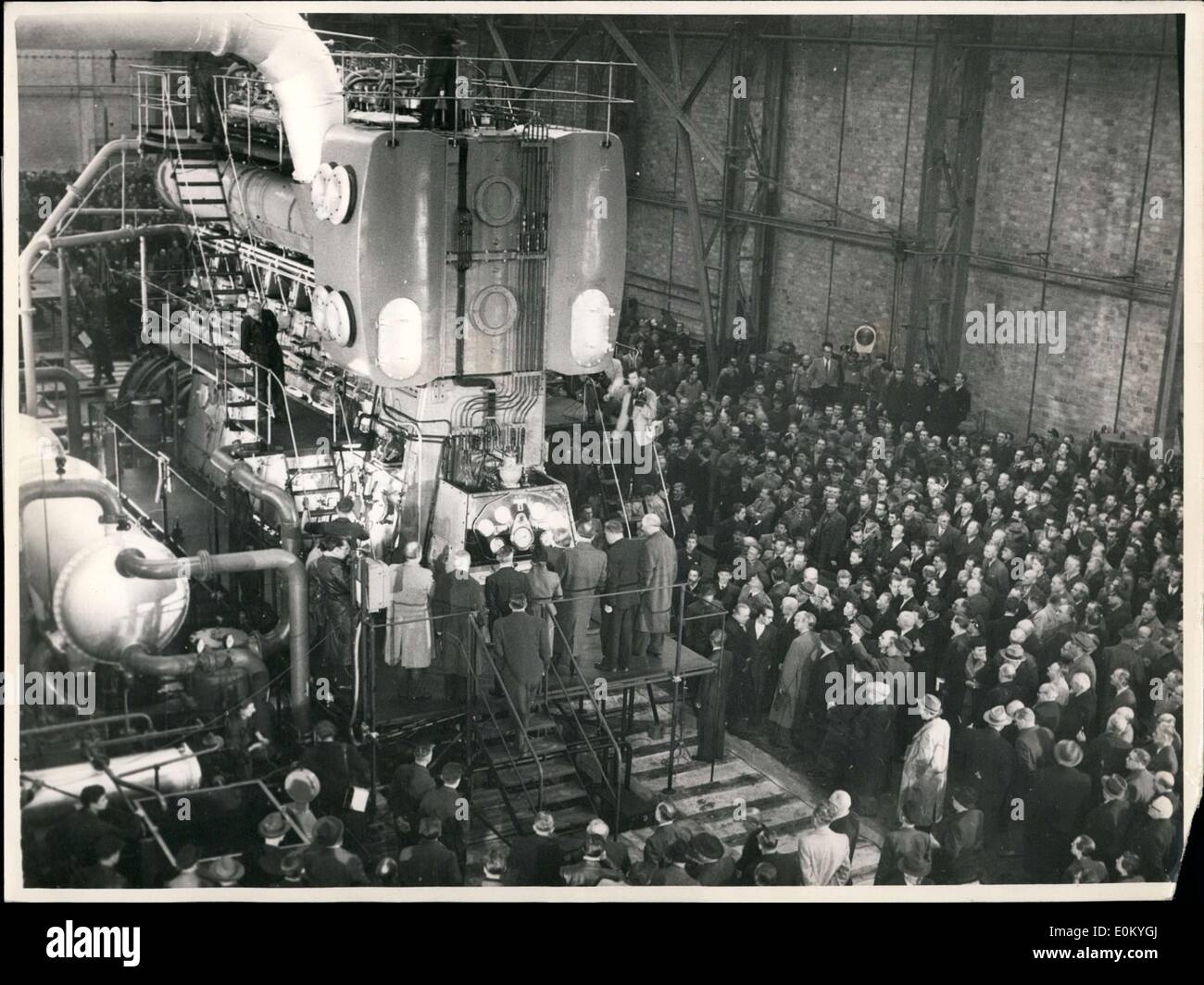 26. November 1952 - war der erste Nachkriegs Diesel-Motor marine Motor in Berlin, im Beisein von Berlins Bürgermeister Prof. Reuter, Geltung. Es war 11,5 Meter lang, 8 Meter hoch und hatte 6 Zylinder. Stockfoto