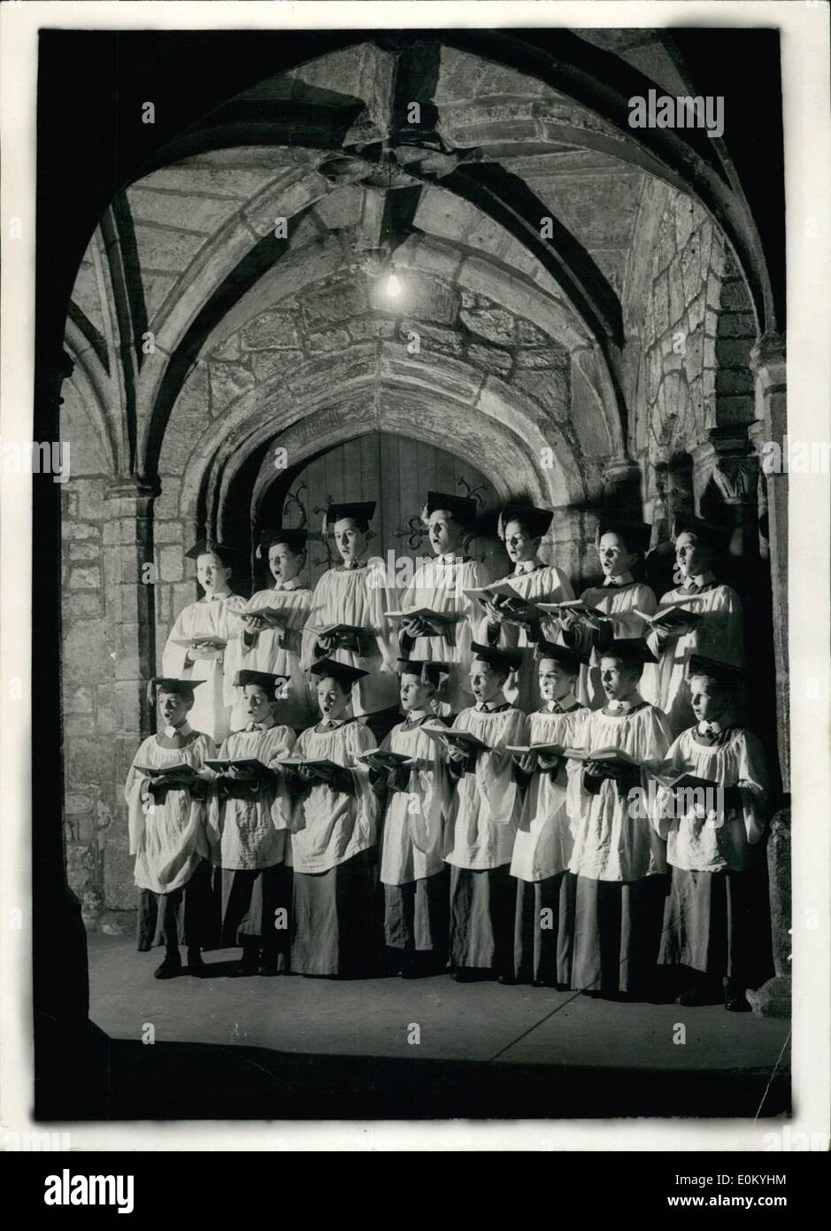 5. Dezember 1952 - üben 12.05.52 Dom Sängerknaben für ihre Weihnachtslieder. ein sehr Ã ¢ â '¬ËœChristmassy'-Atmosphäre ergibt sich, wie die Jungs von Chester Cathedral Choir im Kreuzgang in Bereitschaft für die Weihnachtszeit zu Proben. Stockfoto