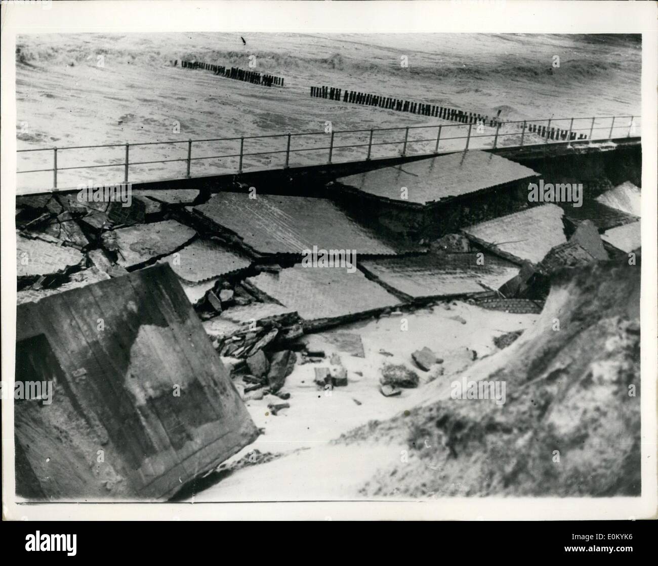 2. Februar 1953 - Hochwasser über den Kontinent Trostlosigkeit am belgischen Badeort: Foto zeigt die Szene am Lekkerbekk - das belgische Seebad - zeigt die Promenade--durch das schwere Wasser zerschlagen und Stürme, die an der belgischen Küste am Wochenende tobte. Stockfoto