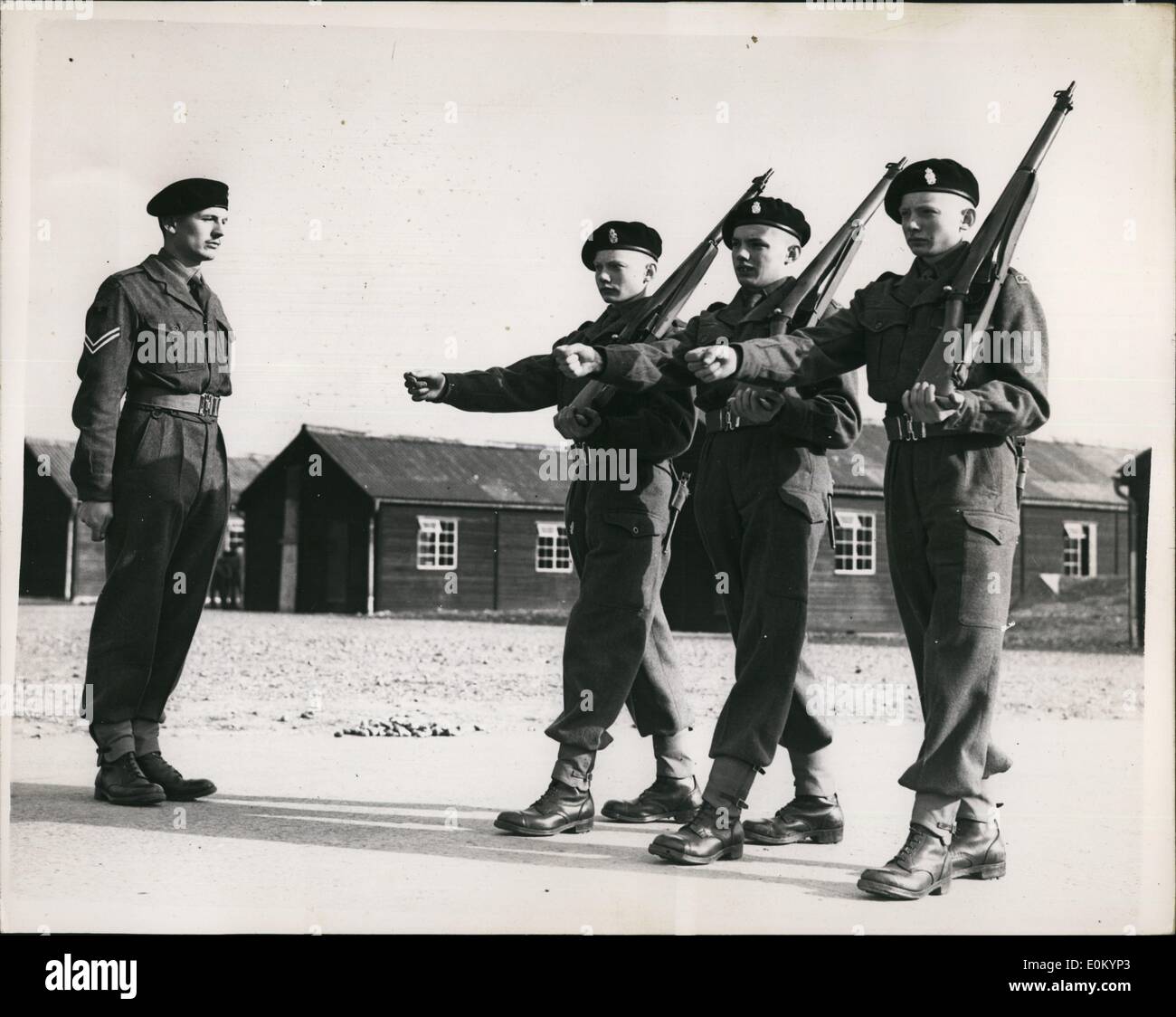 2. Februar 1953 - Drillinge am Wehrdienst, mit Gewehren am Hang: Drillinge Dennis; Allan und Brian Kirby verursacht beendet Kopfschmerzen für die Sgts., als sie anfingen. Sie sind 18 Jahre alt und komme aus Stratford, London - und sind so gleich als '' Erbsen in einer Schote ''. Foto zeigt mit Gewehren am Hang unter Anleitung von Cpl. T. Garvey bei der Nr. 1 Training Bataillon, R.A. c.c. bei Blackdown heute - links nach rechts Dennis Allan und Brian Kirby heute marschieren. Stockfoto