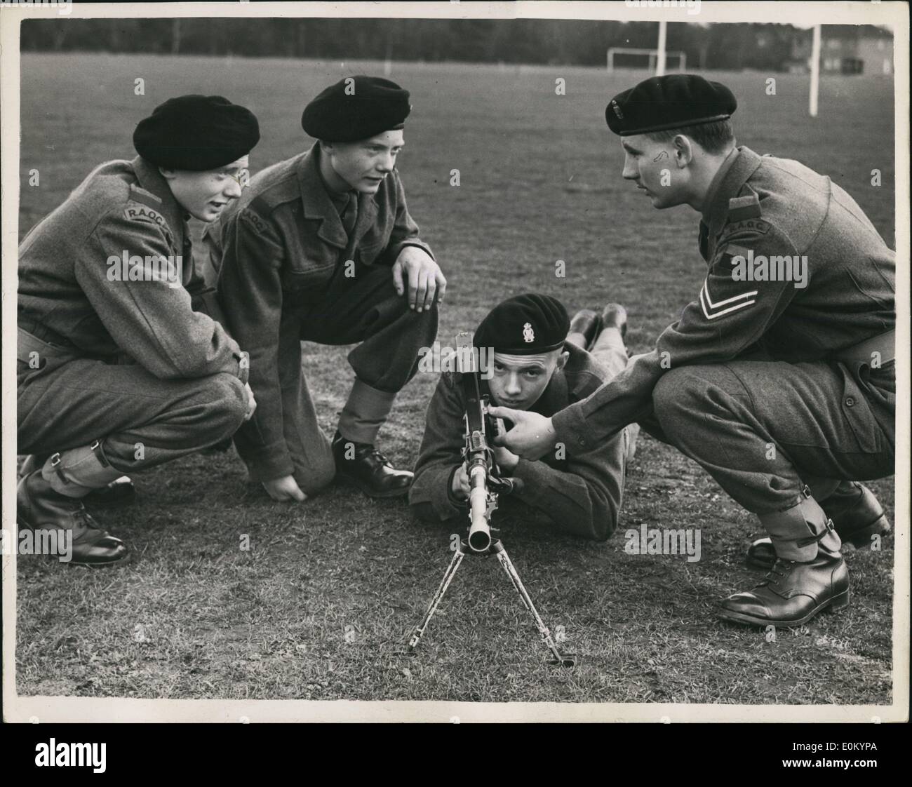 Februar 1953 - Drillinge auf dem National Service. Bren Gun Instruction: Die Drillinge Dennis; Allan und Brian Kirby haben den Sergeants ziemlich Kopfschmerzen bereitet, als sie ihre Ausbildung zum National Service bei Blackdown Hants begannen... Sie sind 18 Jahre alt und kommen aus Stratford, London - und sind so ähnlich wie ''pein einer Pod'. Das Foto zeigt, wie die Bren-Pistole von der GPL Anweisungen erhalten hat. T. Garvey an der Nummer 1. Das Ausbildungsbataillon, R.A.O.G., wird heute in Blackdown Allan Kirby von seinen Brüdern Brian (links) und Dennis beobachtet. Stockfoto