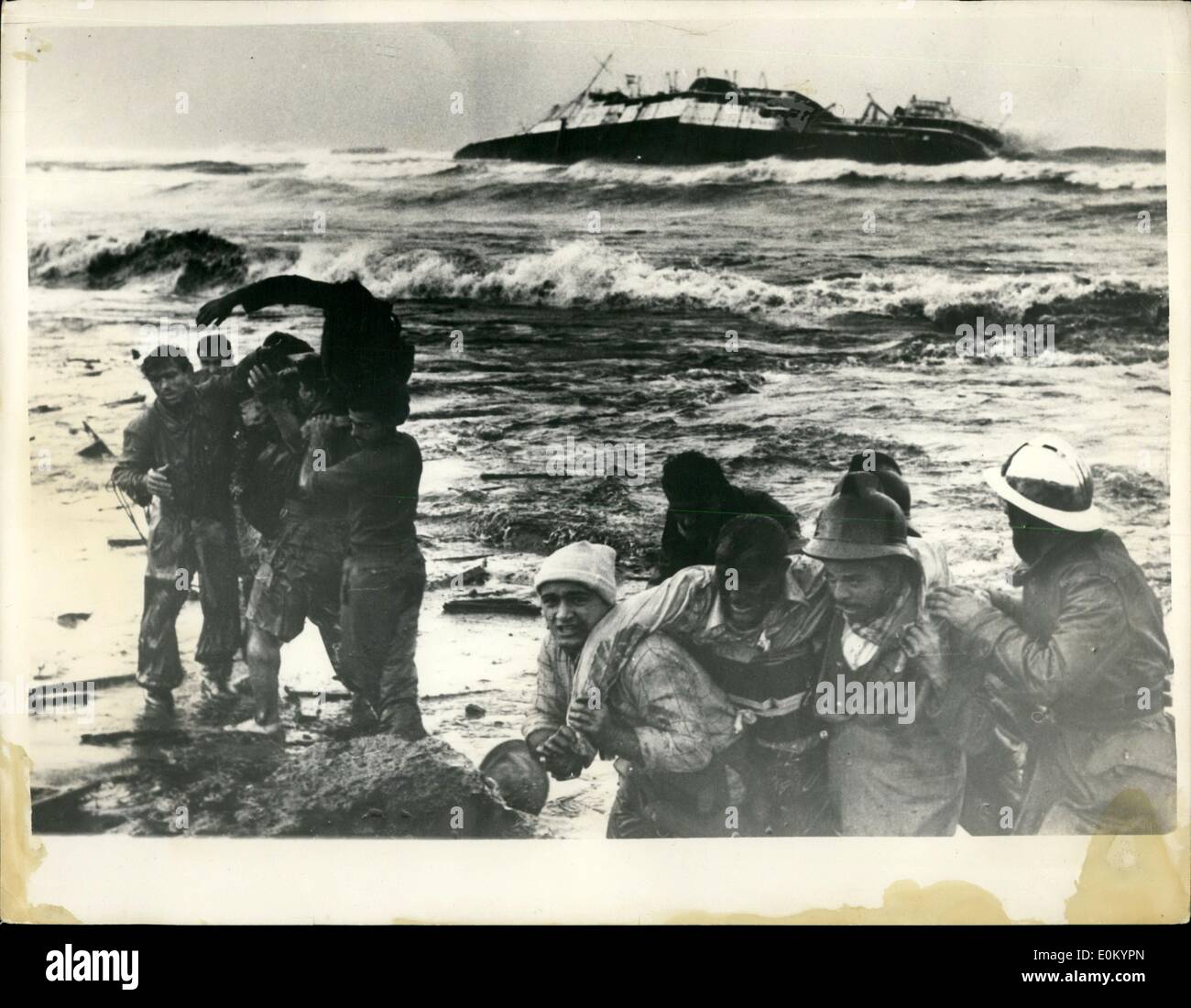 12. Dezember 1952 - Passagiere gerettet aus der zerstörten französischen Liner NKK Chamtollion in Beirut: Foto zeigt Passagiere, die aus der Solit sprang und Wrack von 12.500 Tonnen französische Liner Champollion zerschlagen, da brach sie auf einem Sendbank 200 Yards vom Ufer in Beirut, Libanon, Ufer gebracht werden. Stockfoto