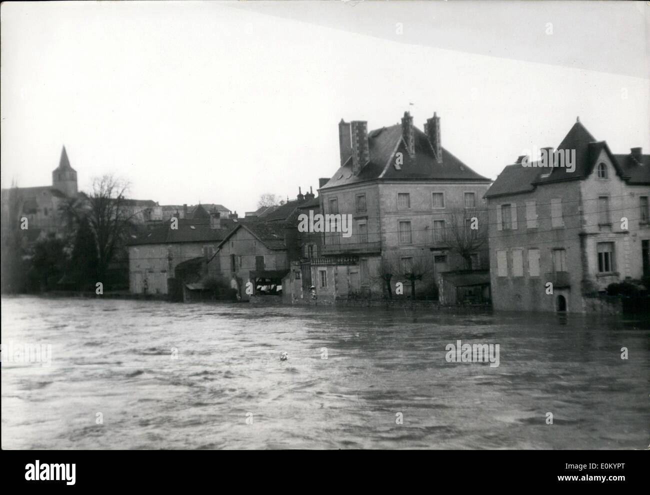 12. Dezember 1952 - Überschwemmungen in Frankreich: Fluss Vienne überläuft: ein Abschnitt von Montmorillon (im Stadtteil Vienne) durch den Überlauf der Flüsse überschwemmt, Vienne und Gartempe. Stockfoto