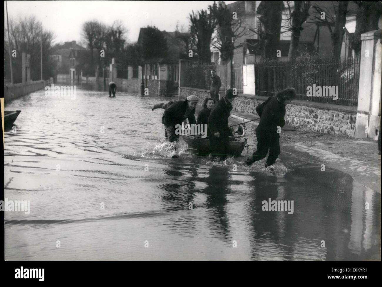 12. Dezember 1952 - überflutete Vororte von Paris: In Perreux überflutet einem Vorort von Paris durch den Überlauf der Fluss Marne die Bewohner der Stockfoto