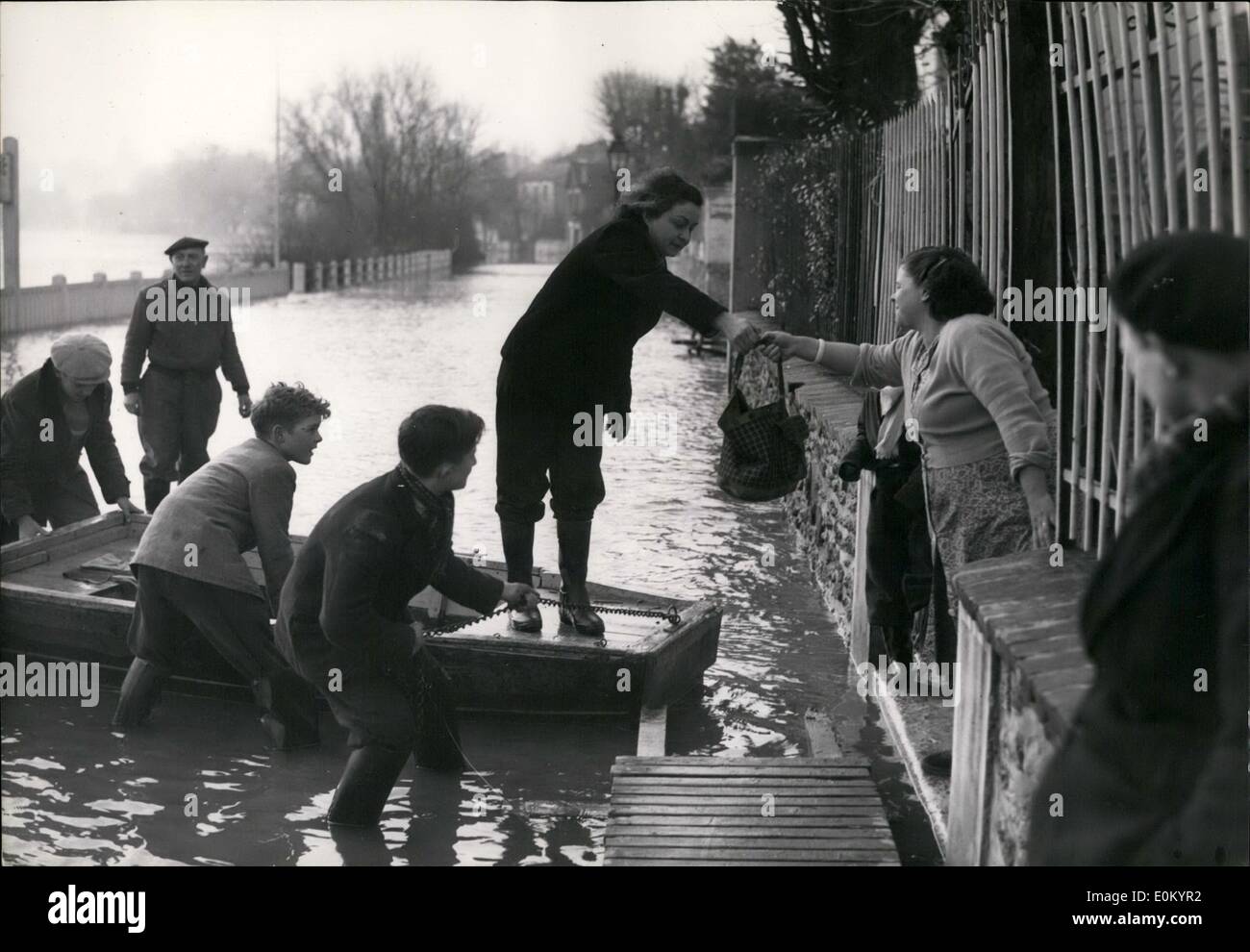 12. Dezember 1952 - überflutete Vororte von Paris: In Perreux überflutet einem Vorort von Paris durch den Überlauf der Fluss Marne die Bewohner der Stockfoto