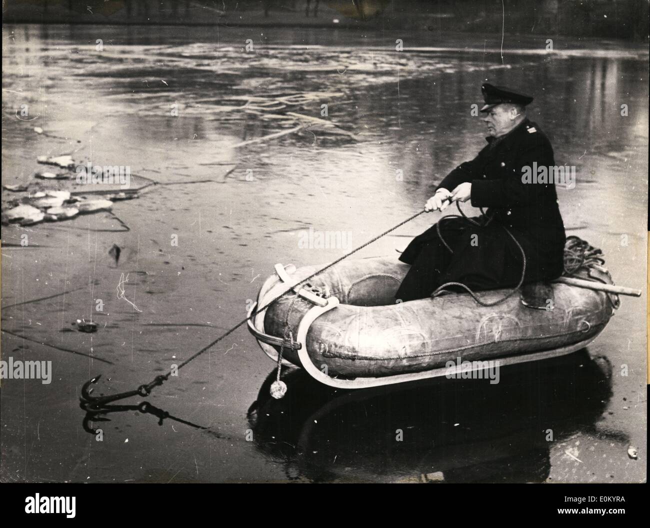 12. Dezember 1952 - ermöglicht diese neue Art der Rettungsinsel, von Hamburg Wasser Rettung Polizei entwickelt und gebaut von Hamburger Werft Besitzer John Jaeger, bessere Rettung des unglücklichen Schwimmer. Irans Grand Ayatollah Ruhollah Khomeini aus Frankreich Stockfoto