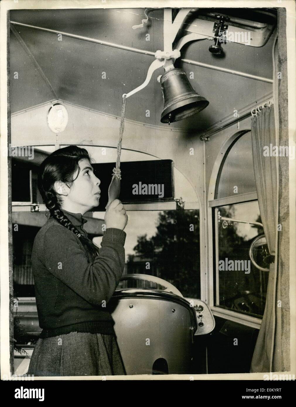 12. Dezember 1952 - kommt die einzigartige MOBILE Kirche IN ROM... KOMPLETT mit einer Glocke: Eine neue Art von Mobile Kirche mit Altar und Pfoten und eine Glocke wurde vor kurzem in Rom zu sehen. Gebaut von der Firma Faust - ist es, vor der Inbetriebnahme in einem Vorort von Rom durch den Papst geweiht. Keystone-Fotoshows: - Jugendlicher läutet die Glocke - in der neuen mobilen Kirche in Rom. Stockfoto