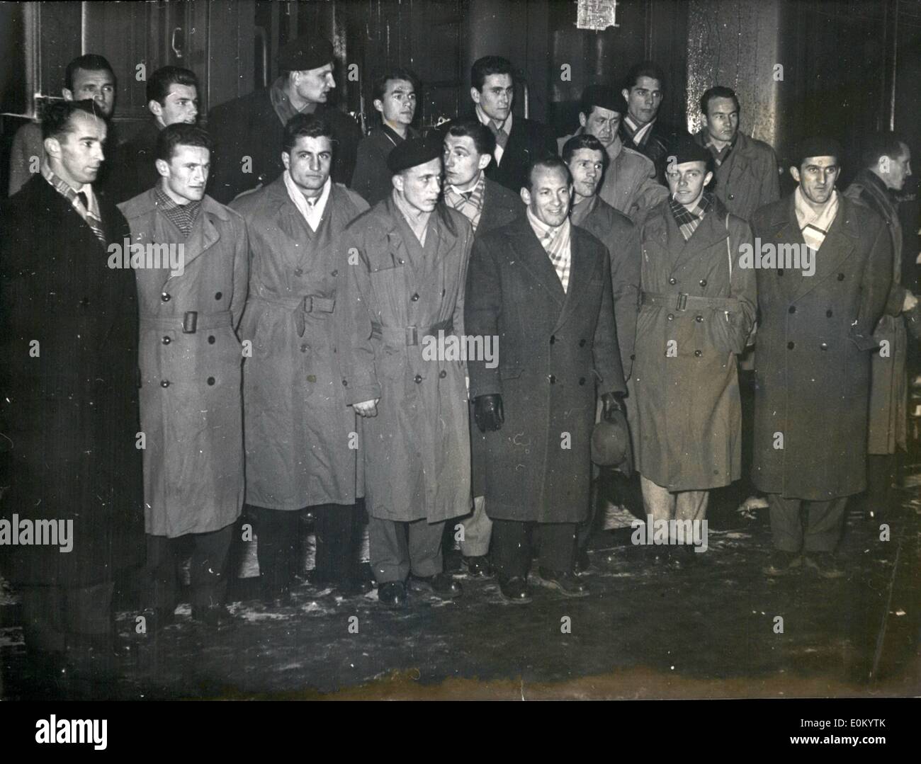 12. Dezember 1952 - Ankunft der jugoslawischen Nationalmannschaft. Am Donnerstagabend kam der jugoslawischen Fußball-Team in München und Stockfoto