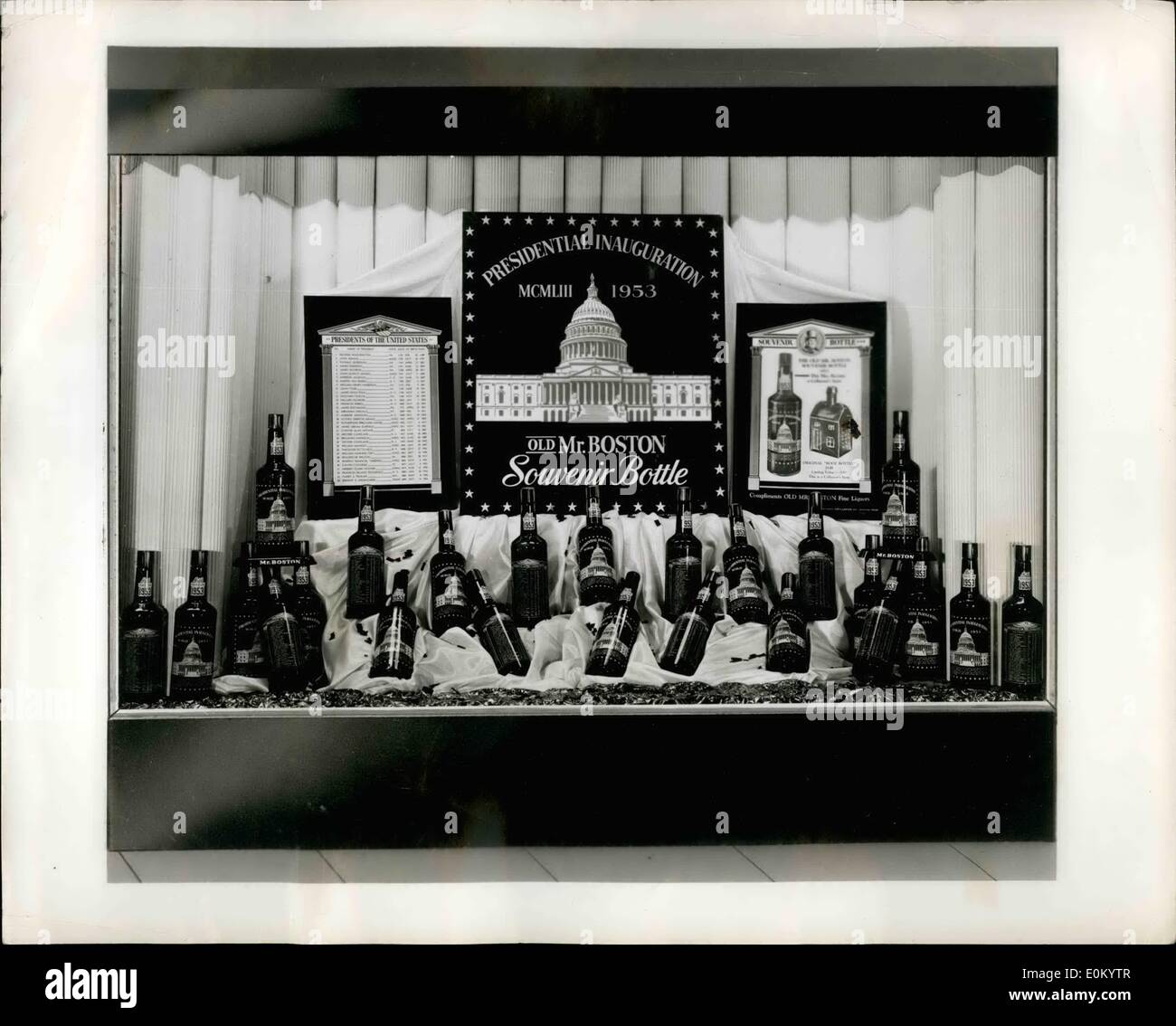 12. Dezember 1952 - dieser alte Herr Boston Schaufenster geplant für die Zeit zwischen Neujahr und der Amtseinführung von Dwight Eisenhower am Jan. 20, 1953. Es wird der alte Herr Boston 1953 Souvenir Inaugural Flasche dramatisieren, die als ein Sammlerstück hob ist. eine gelbe Flasche, die als ein Sammlerstück hob ist. Eine gelbe Flasche mit weißen Bild und Beschriftung dauerhaft in das Glas verschmolzen, werden die Flasche temporäre Beschriftungen eingefügt, um die Marke zu identifizieren, aber die Etiketten können leicht abgewaschen werden Stockfoto