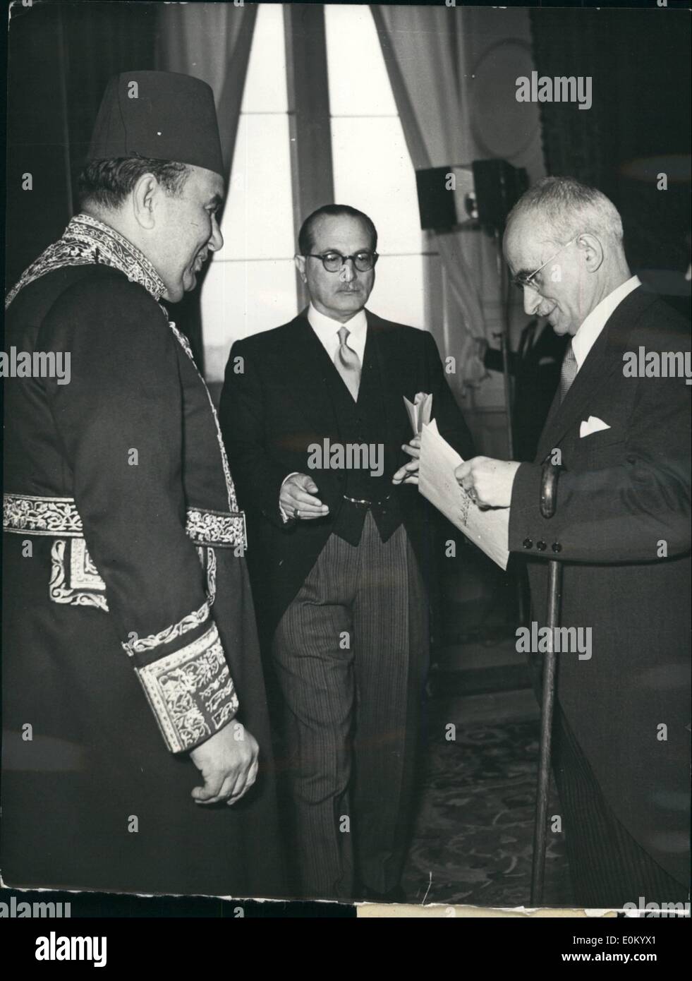 12. Dezember 1952 - stellt der Botschafter von Ägypten Anmeldeinformationen. Heute in Rom im Quirinalspalast. Die neuen Botschafter von Ägypten, präsentiert ihre Anmeldeinformationen an den Händen des Präsidenten der italienischen Republik Luigi Einaudi H.E Amhed Ramzi. Stockfoto