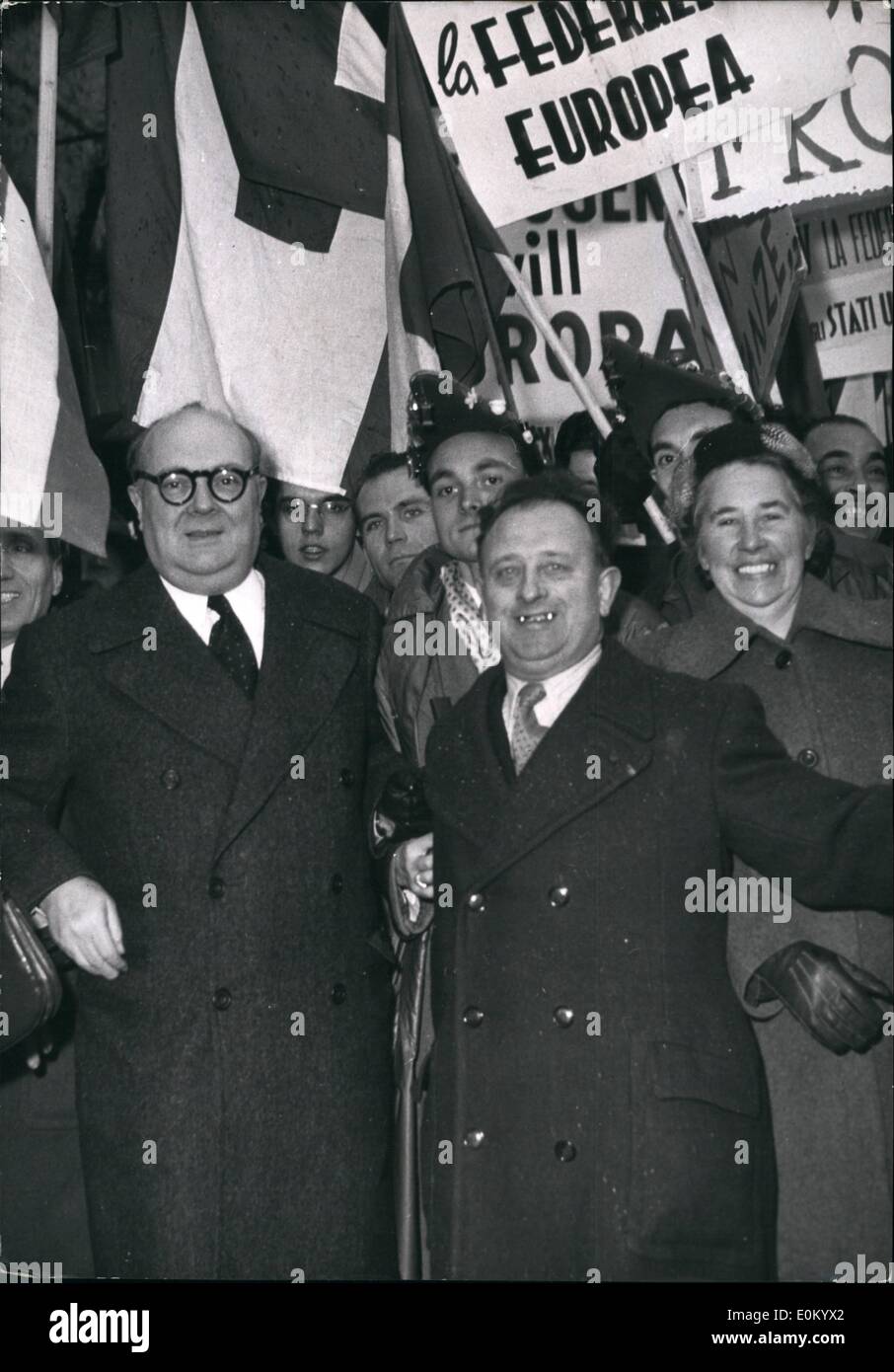 12. Dezember 1952 - stellen für Federated Europa Paul Henri Spaak (links), Präsident der europäischen Versammlung und M. Taviani, Mitglied der italienischen Regierung, die Demonstration der Studenten, die nahm in Richtung in der Französisch-italienischen Grenze bei Menton. Stockfoto