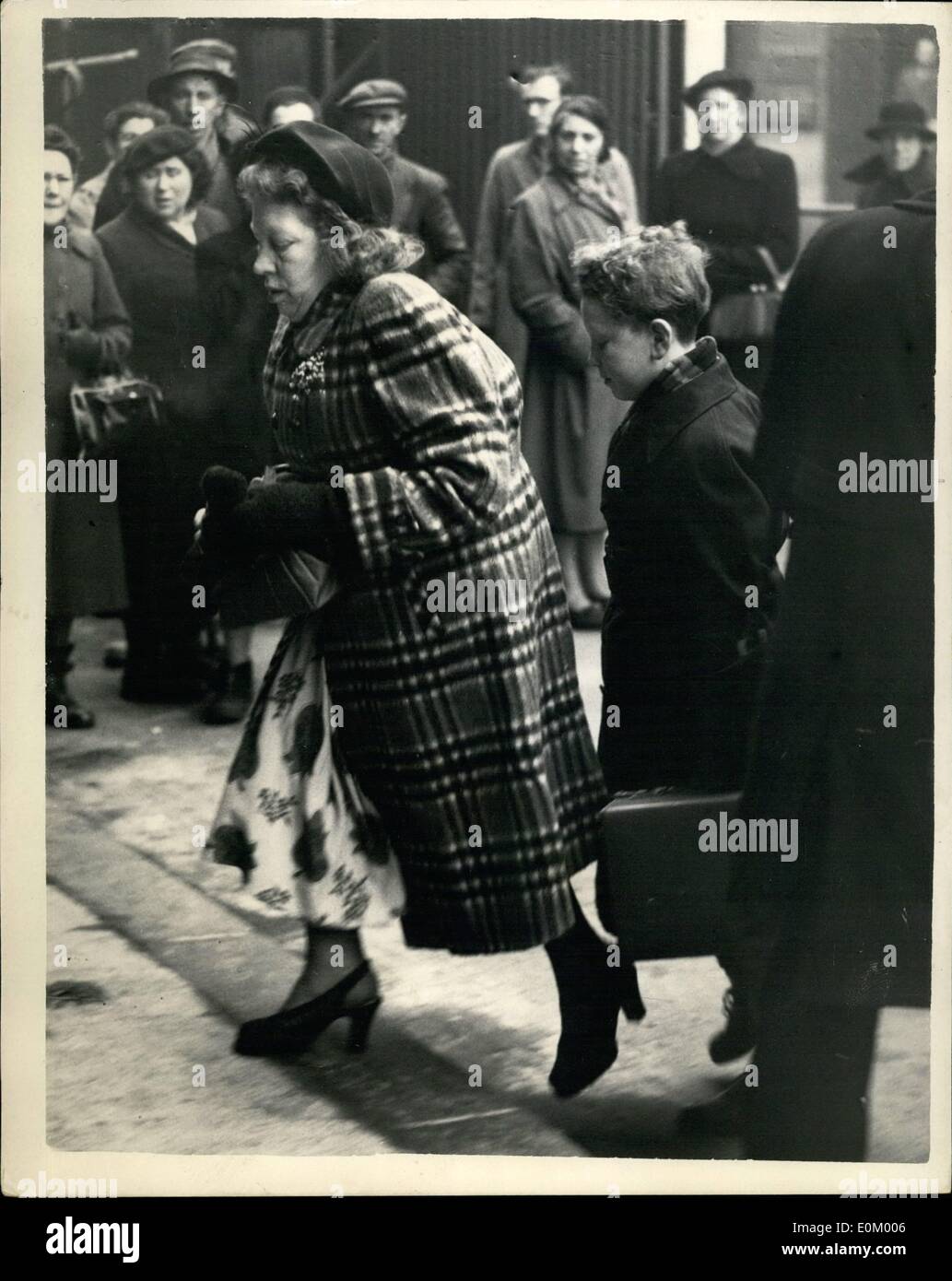 12. Dezember 1952 - Craig und Bentley On Trial heute: Warteschlangen gebildet außerhalb der Old Bailey heute für die Testversion von 16-jährigen Christopher Craig und 19 Jahre alten Derek William Bentley, die gemeinsam ermorden Wachtmeister Sidney George Miles, durch erschießen ihn beschuldigt werden. Das Foto zeigt Frau Bentley, mit ihrem jüngsten Sohn im Old Bailey heute ankommen. Stockfoto