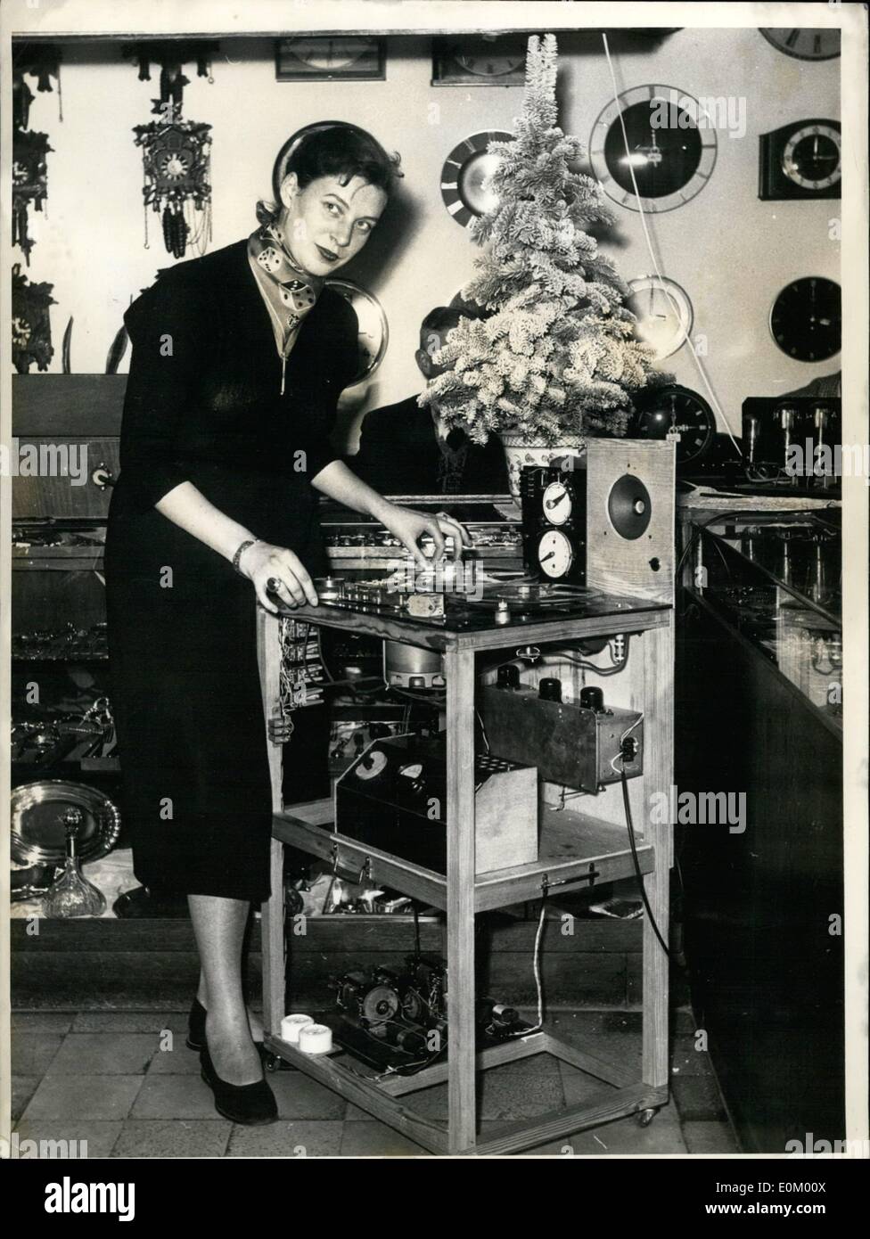 12. Dezember 1952 - läuten alle Glocken der Welt in Duisburg: zwei Diusburgers haben ein sehr kompliziertes Magneto-Telefon-Set aufgebaut Stockfoto