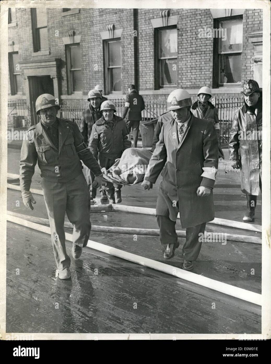 12. Dezember 1952 - New Yorker Bühnen größte Luftangriff Bohren: die Möglichkeit, dass New York vielleicht eines Tages ein Ziel für feindliche Atom, Bomben, nach Hause gebracht wurde, mit Realismus, zu sagen, wenn 579 Sirenen klangen die Stadt größte Luftangriff Bohrer bis heute beginnen. Foto zeigt ein '' Unfall '' aus einem Gebäude von Freiwilligen Zivilschutz Arbeitnehmer - während New York getragen wird; s größte Luftangriff Bohrer. Stockfoto