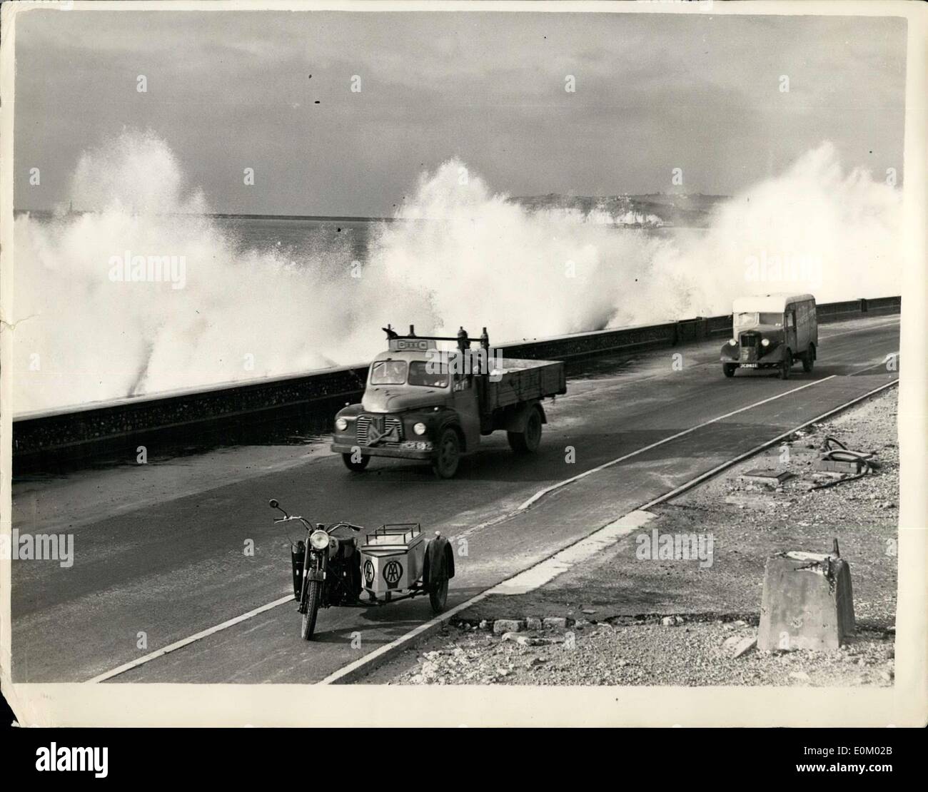 18. Dezember 1952 - raue Meere an Seaford. Die Stürme, die Großbritannien gestern Abend fegte legte sich in den meisten Teilen heute, aber im Süden Stockfoto