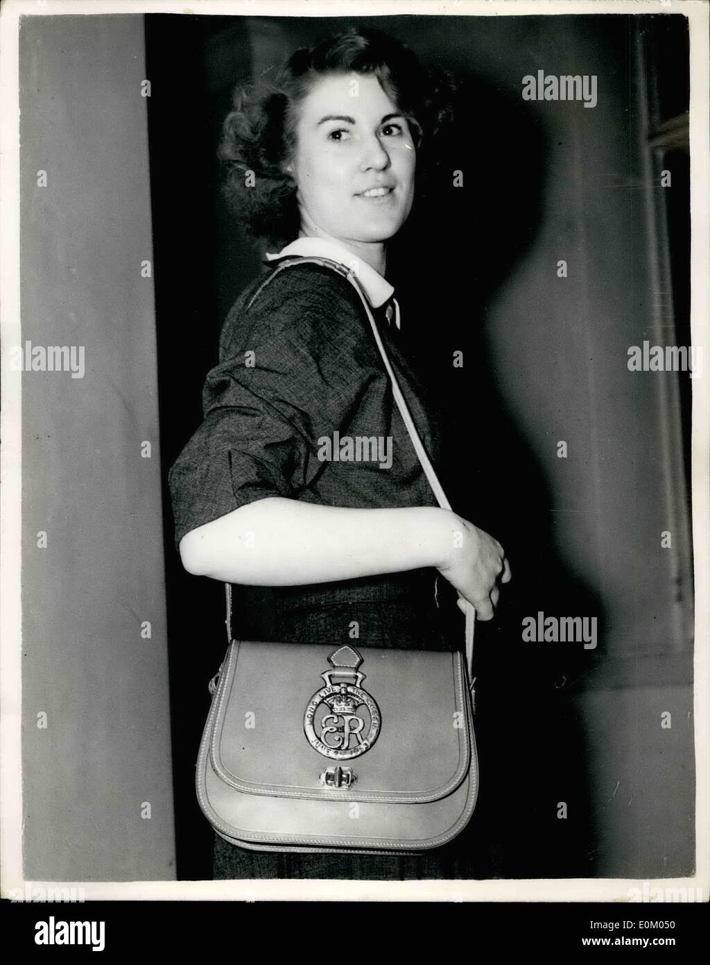 2. Februar 1953 - Leder waren Industries Fair. Tasche für die Krönung: Foto zeigt Miss Jean Kemp von London, trägt eine Schultertasche London Tan ausblenden, wobei einer Krönung Messing er '' - der Einzelhandel bei 4.2.6 - heute auf der Leder waren Industries Fair, im Kensington Palace Hotel gesehen. Stockfoto