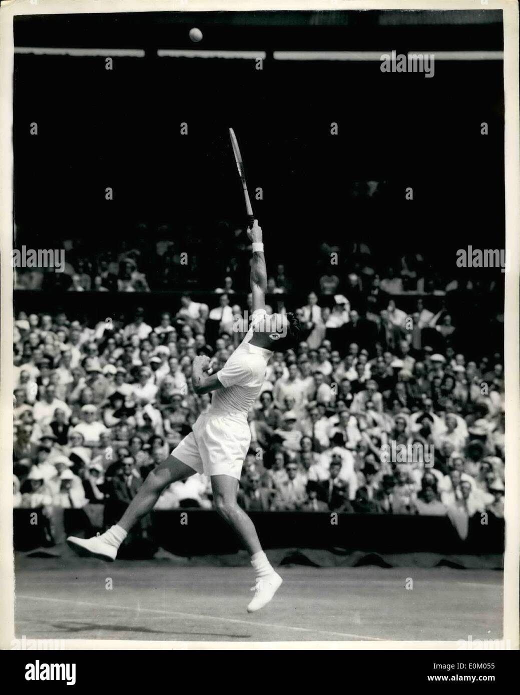 2. Februar 1953 - Semi-Finale der Herren Einzel. Wimbledon Championships weiter.: Foto zeigt Victor Selxas (USA) im Spiel, während seine Männer Singles Halbfinale mit Melvin Rose of Australia - in Wimbledon heute Nachmittag. Stockfoto
