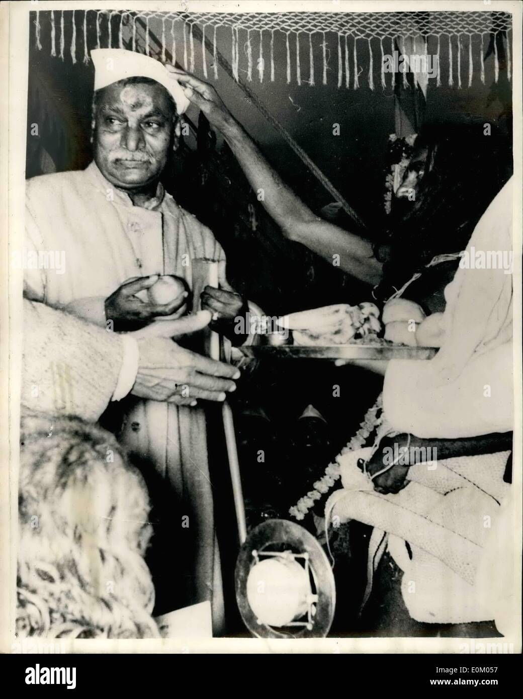 2. Februar 1953 - fünf hundert getötet Pilger gestempelt während der Kumbh Mela In den Fluss Ganges: mindestens 500 Pilger getötet und 2000 verletzte vor kurzem wo eine große Menschenmenge holte zur hand und gestempelt Kumbh Mela, ein religiöses Fest am Zusammenfluss von Ganges und Jumna - Zeremonie, die normalerweise gehalten wird alle 12 Jahre nahmen Dr.Prasad der indischen Präsidenten und Herrn Pandit Nehru Premierminister statt. Polizei unternahm eine Gebühr bei der Prozession wurde blockiert von der Massen- und Kinder - Invaliden - Leaper etc., die nicht schnell genug bewegen konnten - wurden zu Tode getrampelt Stockfoto