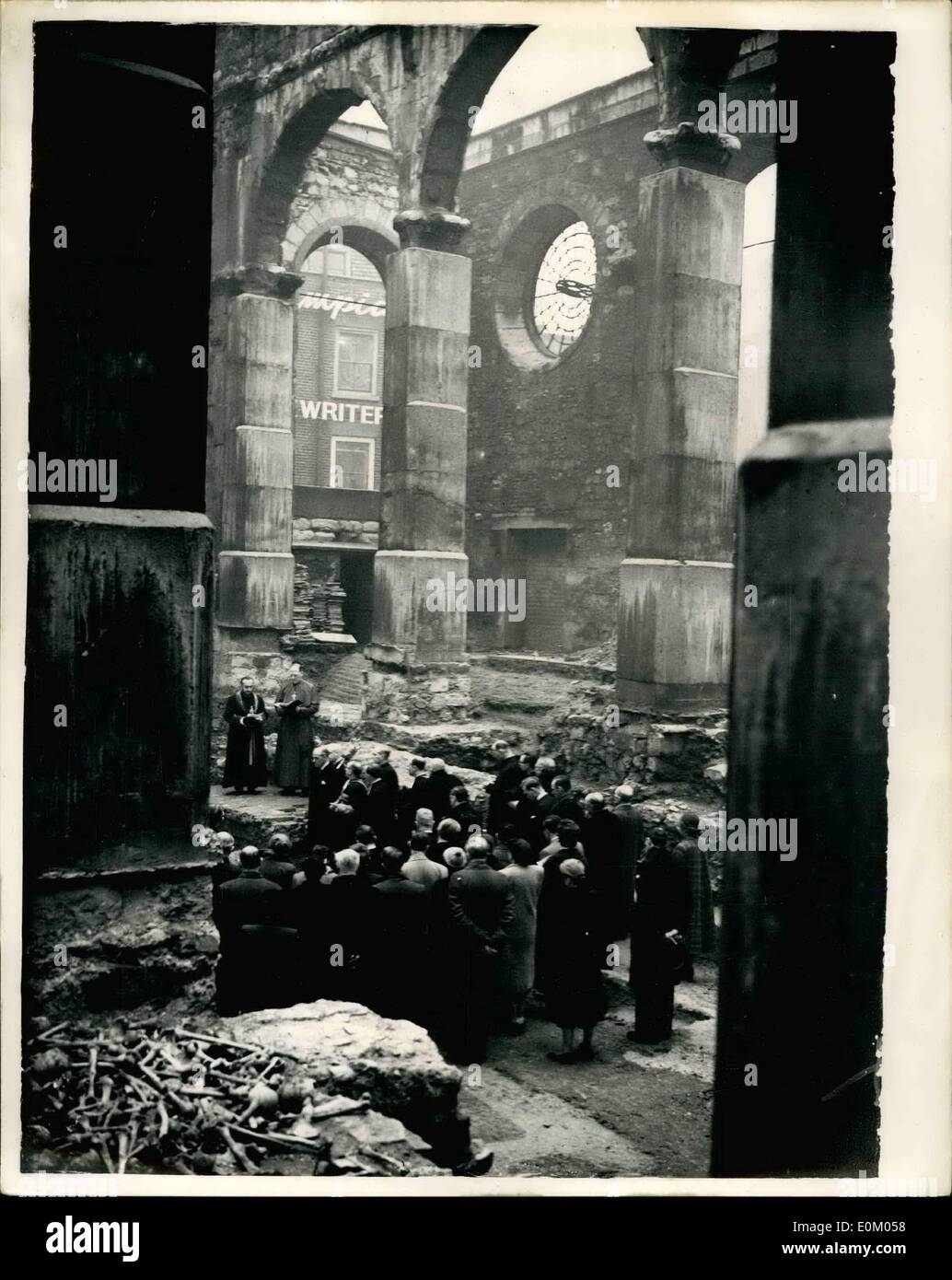 2. Februar 1953 - Patrick besucht alten Basilika: Seine Heiligkeit Mrs Shimun, Christian Dalai Lama der Assyrischen Kirche, heute besucht die alte Basilika entdeckt unter den bombardierten Überresten des Londons ältester Kirche - St. Bride Flotte-Straße, eine kurze Dienst wurde in Ayamaic, die von Christus gesprochene Sprache durchgeführt. Der Patriarch ist der 119. Inhaber seines Amtes, die in seiner Familie erblich ist. Er wurde von sechs jungen ausgewählt. alles von der Geburt - ausgebildet und geweiht im Alter von 12. Foto zeigt Gesamtansicht zeigt seine Heiligkeit Mar Einfluss Durchführung den Service im st. Bride von heute. Stockfoto