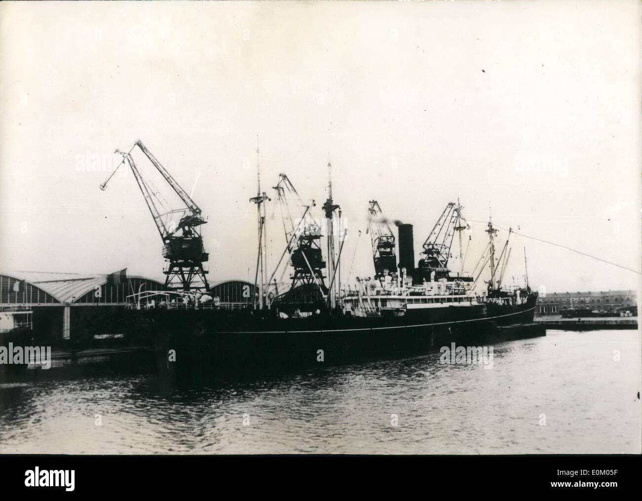 2. Februar 1953 - China-gebundenen Fracht Versenden bei Dünkirchen gestoppt: die '' Yang-Tse'' mit einem Schiff-Last des Blattes nach kommunistischen China im Hafen von Dünkirchen. Das Segeln wurde bis eine offizielle Anfrage abgebrochen Stockfoto