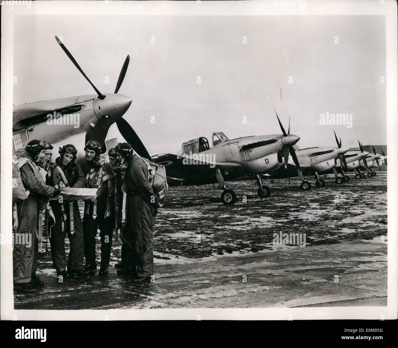 2. Februar 1953 - R.A.F bekommt ein neues advanced Trainer: als die britische Royal Air Force geht voran Konvertierung selbst auf reine Jet operative Stärke, verändert es auch seine fortgeschrittene Trainer. Balliol T.2 ersetzt den Harvard. Ein Rolls-Royce Merlin-Motor angetrieben, der neue Trainer bietet Platz für Schüler und Lehrer Side-by-Side. Bild zeigt, dass Piloten in der Ausbildung an Flying Training School eine Karte vor einer Praxis Überlandflug in Bildung mit Balliol Trainer im Hintergrund zu konsultieren. Stockfoto